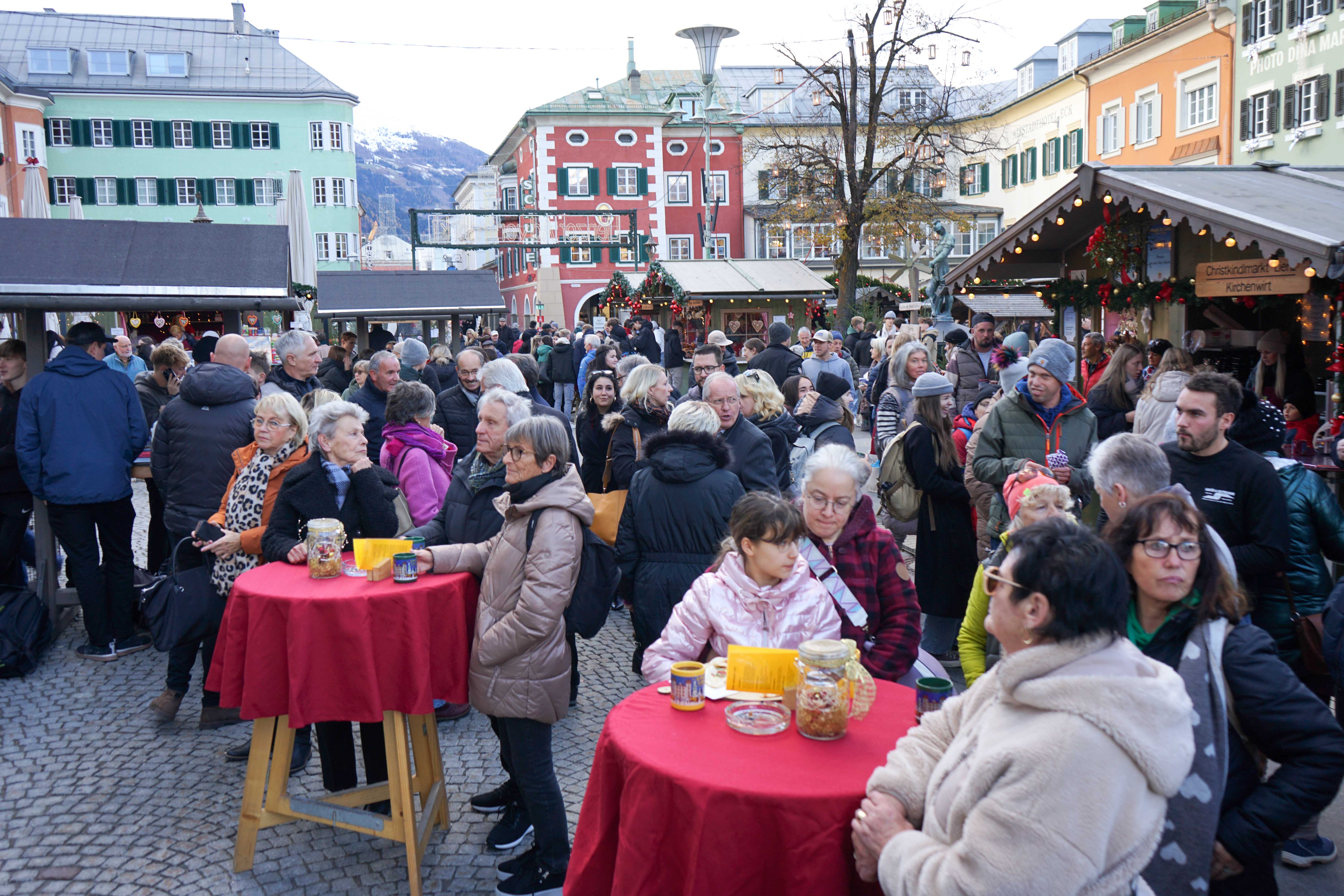 Gut gef&uuml;llter Hauptplatz am Er&ouml;ffnungstag