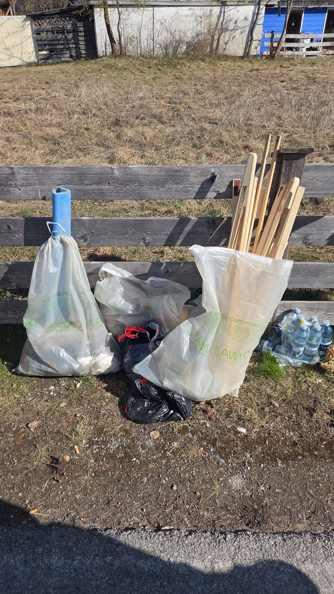 Zahlreiche M&uuml;lls&auml;cke wurden gef&uuml;llt. Foto: Wasserrettung Osttirol