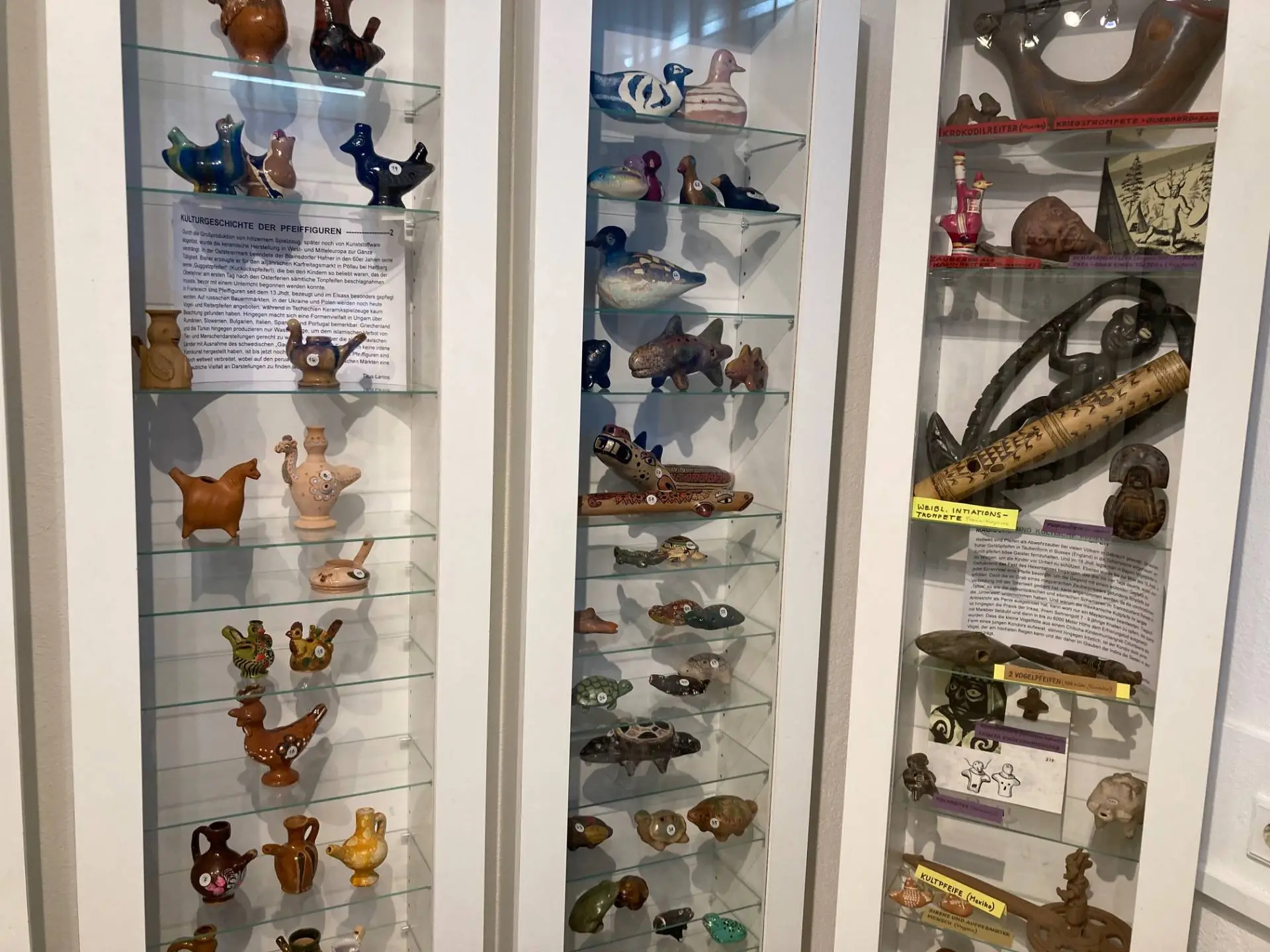 Die Sammlung umfasst rund 300 kleine Flöten und Pfeifen. Foto: Stangl