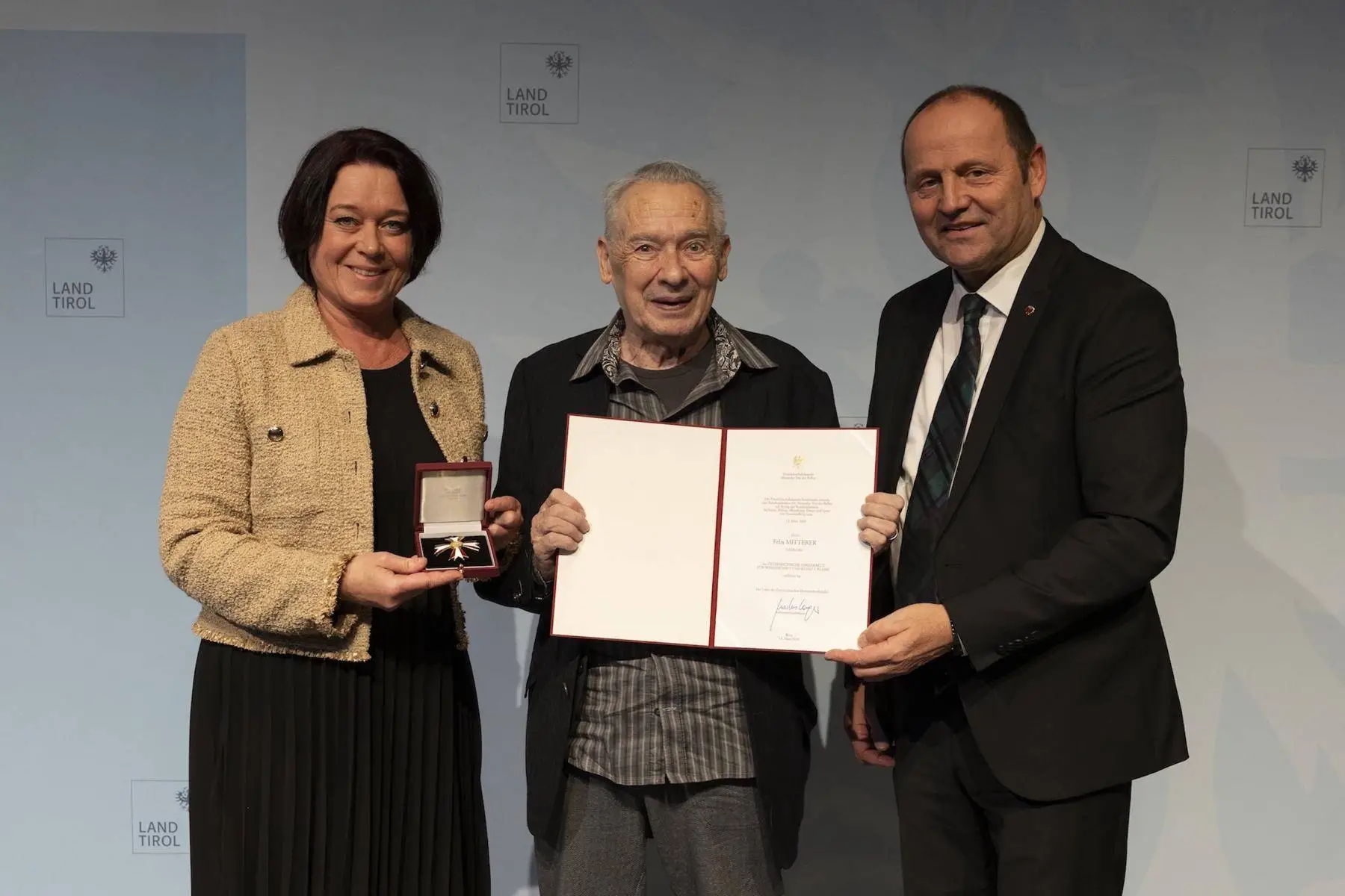 Der bekannte Tiroler Schriftsteller Felix Mitterer erhielt das Österreichische Ehrenkreuz für Wissenschaft und Kunst I. Klasse. Foto: Land Tirol/Sedlak
