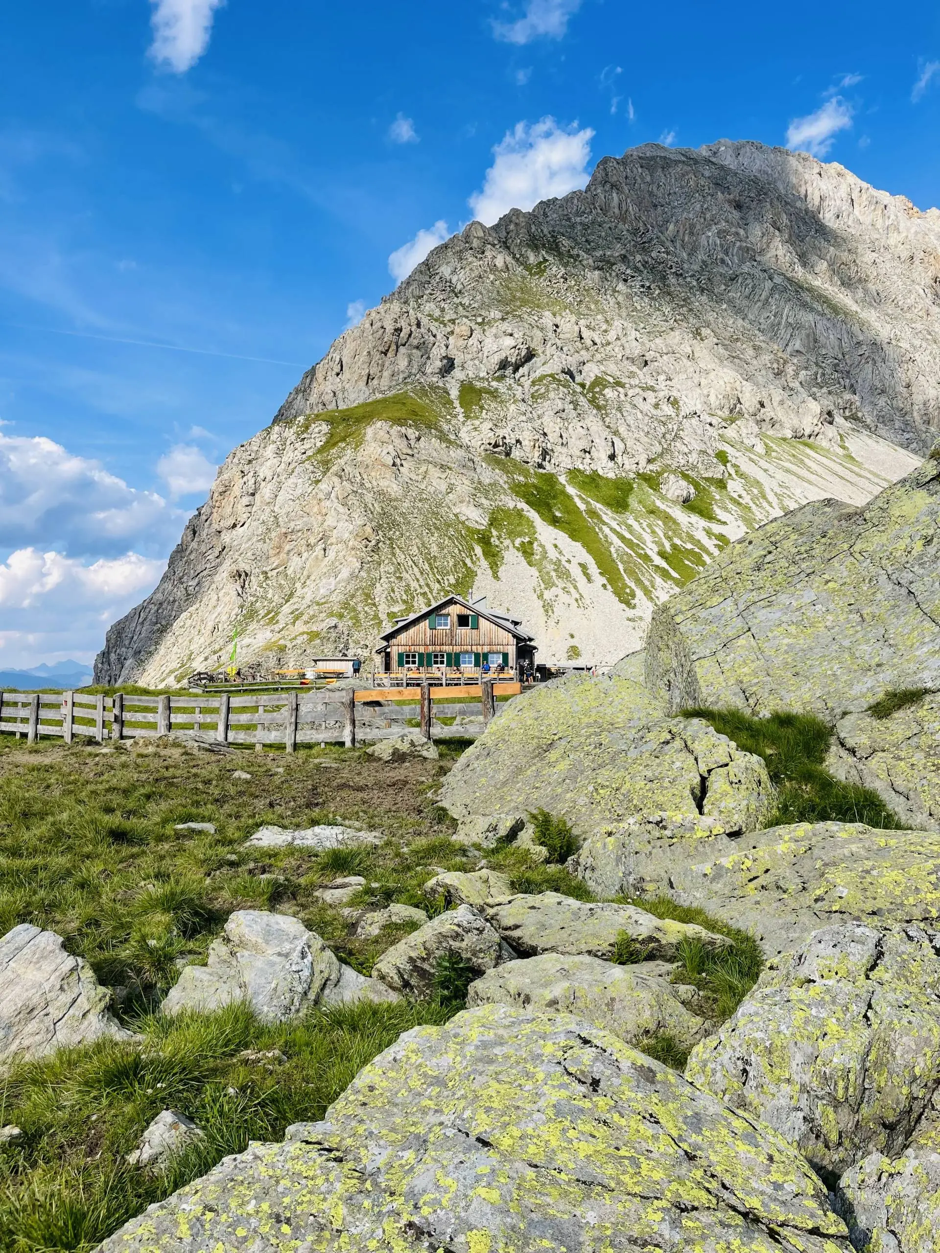 Die Obstansersee-Hütte ist ein Beispiel für herausragende Kontinutität, diese wird schon seit 30 Jahren durchgehend vom Pächterpaar Bodner geführt. Foto: Alpenverein/Verena Helminger