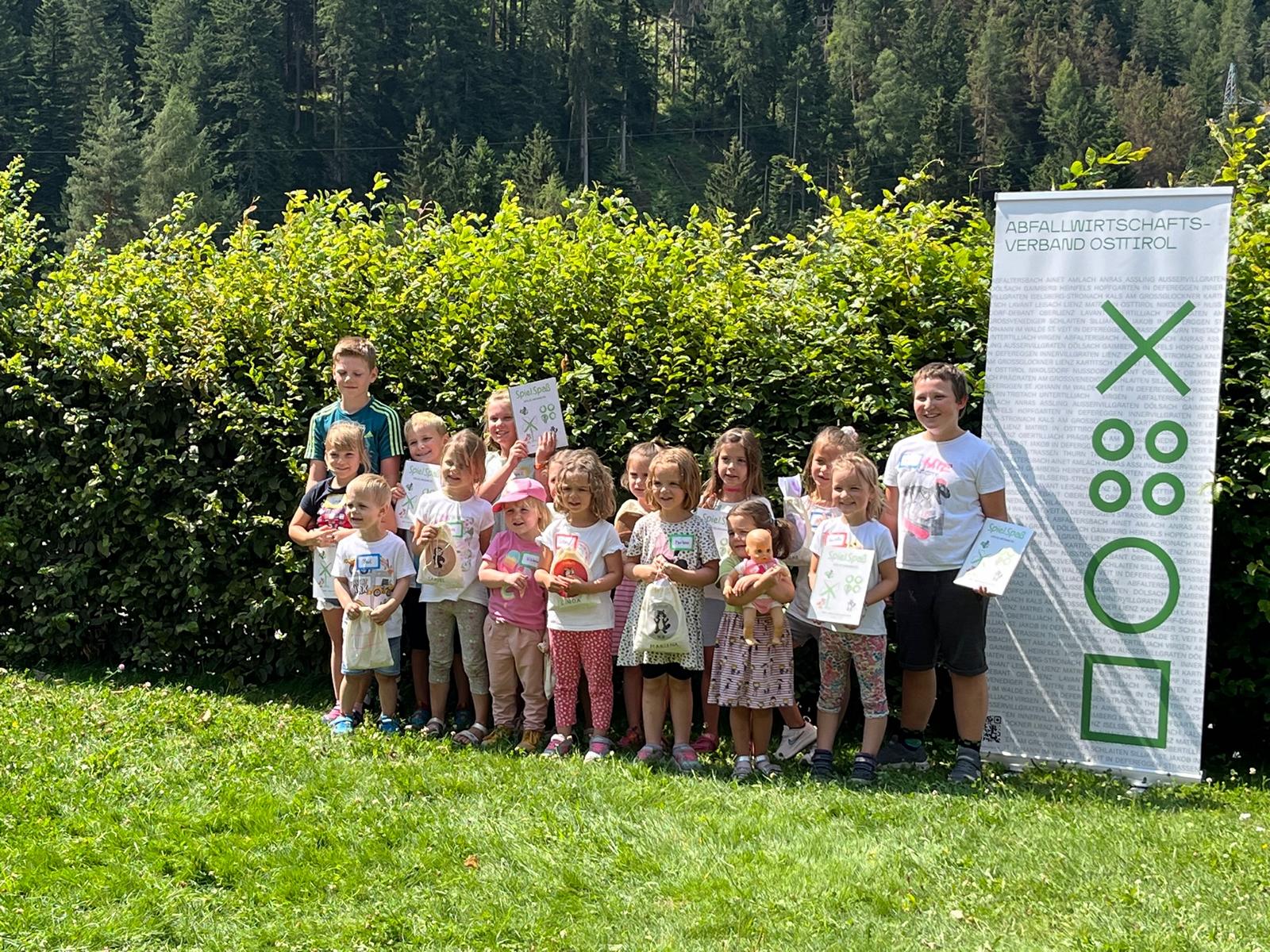 Bei der &Uuml;bergabe des Spiel.Spa&szlig;-Buches an die Kinder in der Sommerbetreuung in Thal. Foto: Brugger