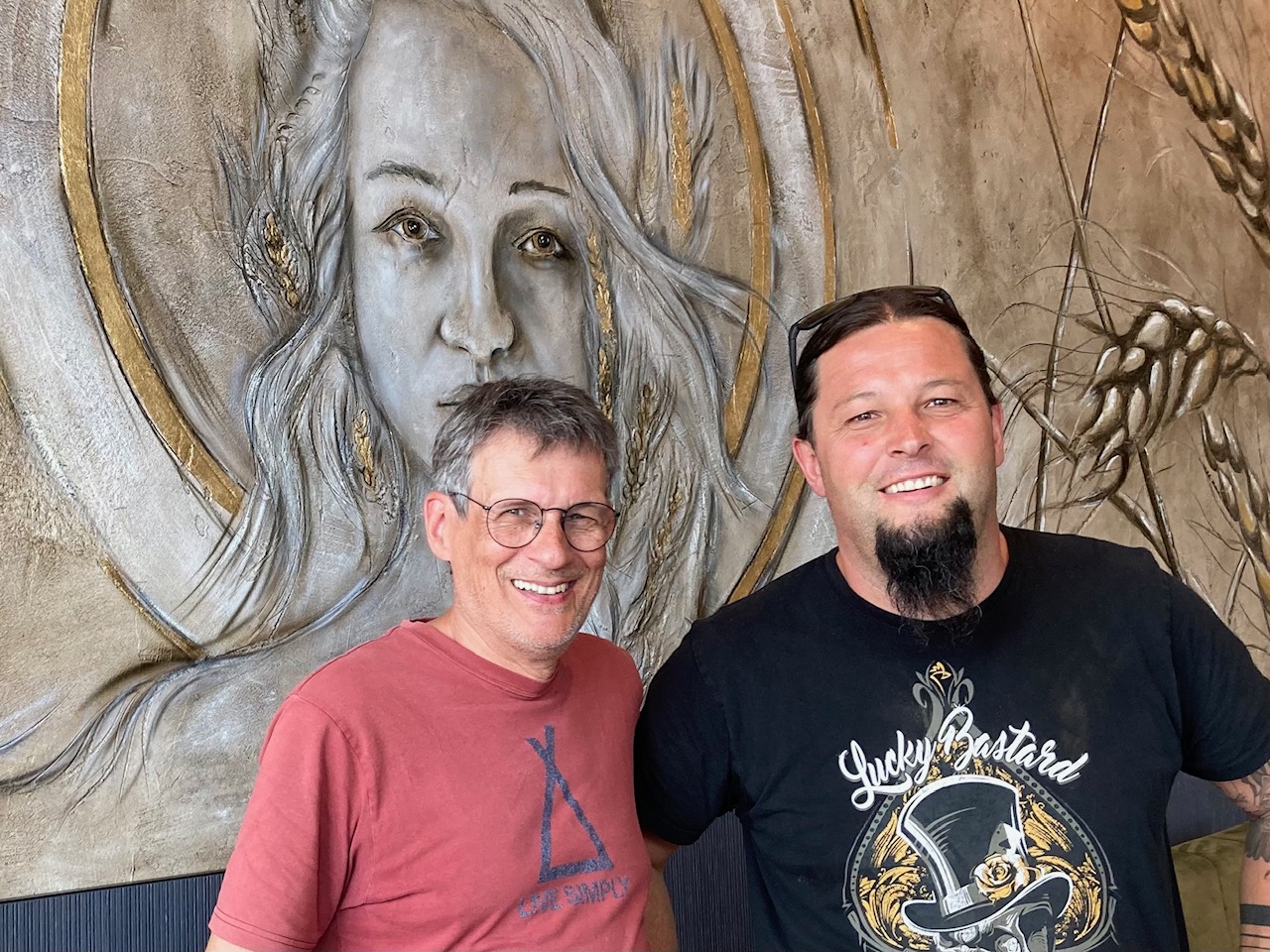 B&auml;ckermeister Ernst Joast und Bildhauer Michael Lang vor der Fruchtbarkeitsg&ouml;ttin, die &Auml;hnlichkeit mit der Tocher des B&auml;ckermeisters hat. Foto: Stangl