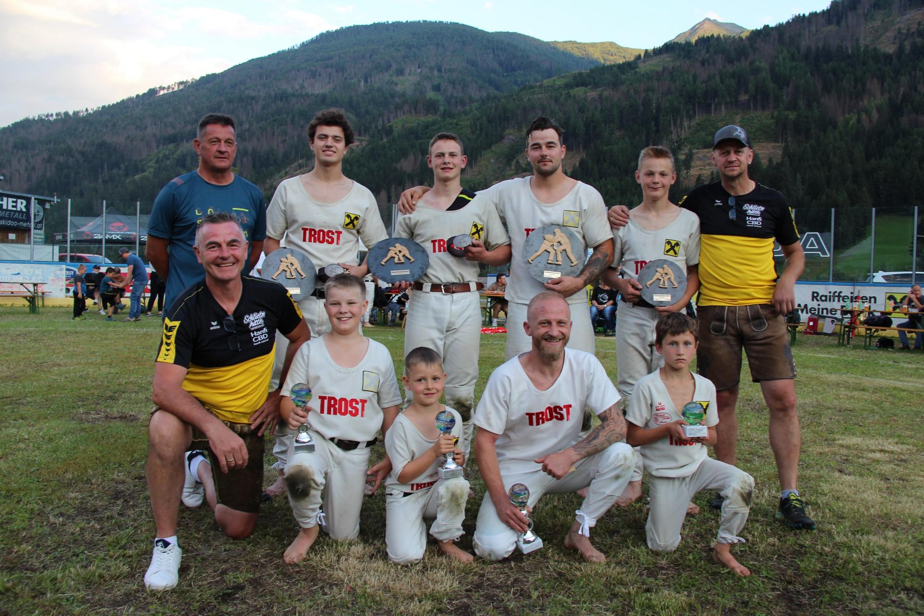 Osttirols Ranggler konnten in Virgen wieder mit Topleistungen aufzeigen:hinten links: ECV Obmann Rainhold Berger, Simon Lang, Matth&auml;us Gander, Philip Holzer,Gabriel Mariner, Landesobmann Stv. Thomas Gander, vorne SL Franz Holzer, Maximilian Wibmer, Tobias