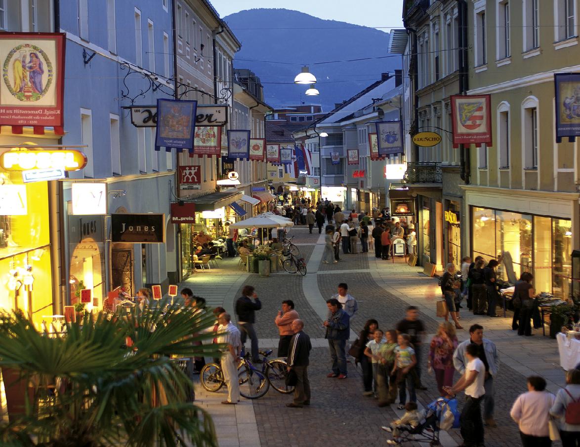 Heute bietet die Obere Altstadt Raum f&uuml;r Begegnung, zum Einkaufen und f&uuml;r zahlreiche Veranstaltungen. Foto: Stadt Lienz