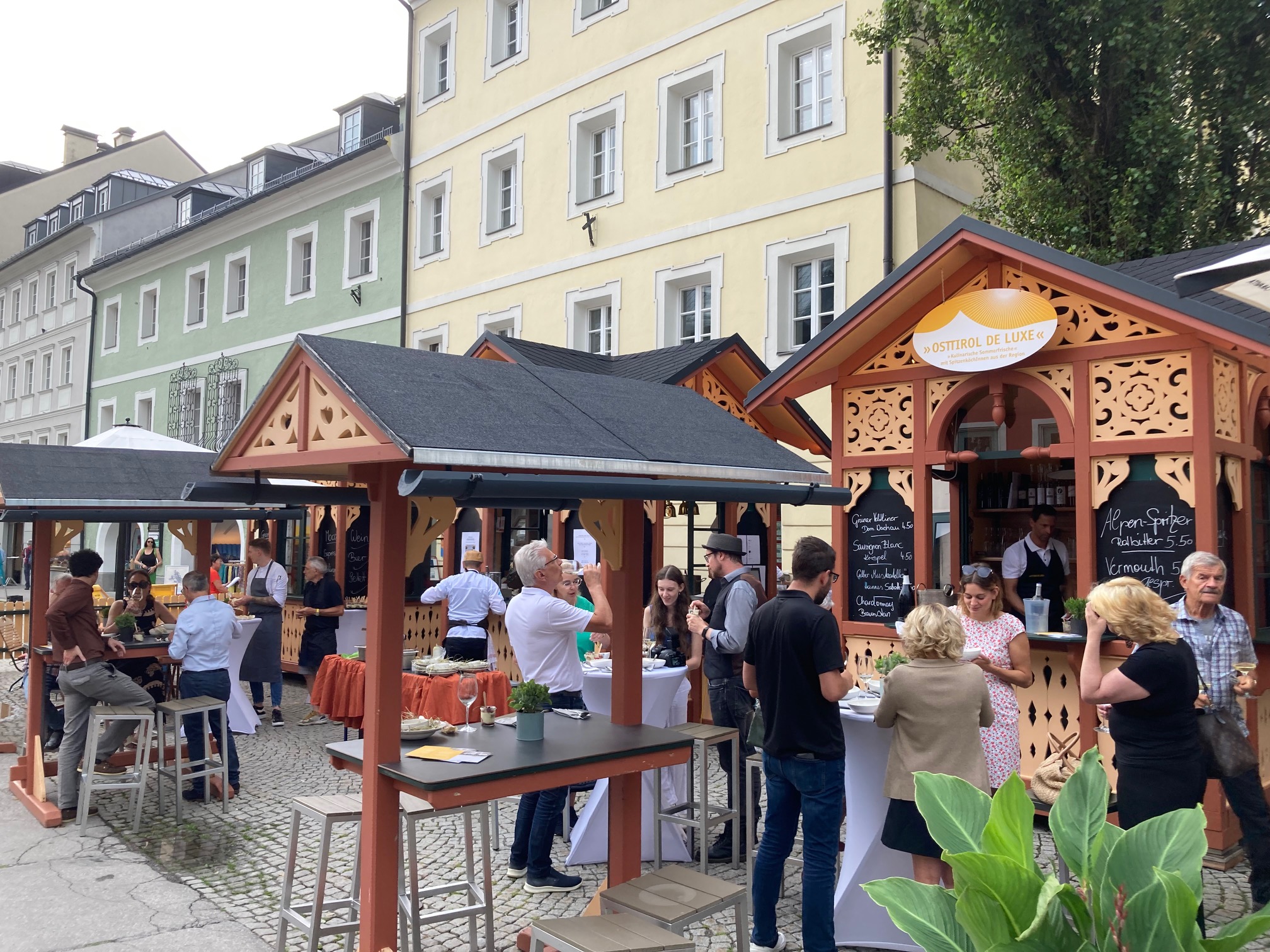 Die Pavillons am Hauptplatz sind bis 17. August wieder Treffpunkt f&uuml;r Gourmets und WeinliebhaberInnen. Foto: Stangl