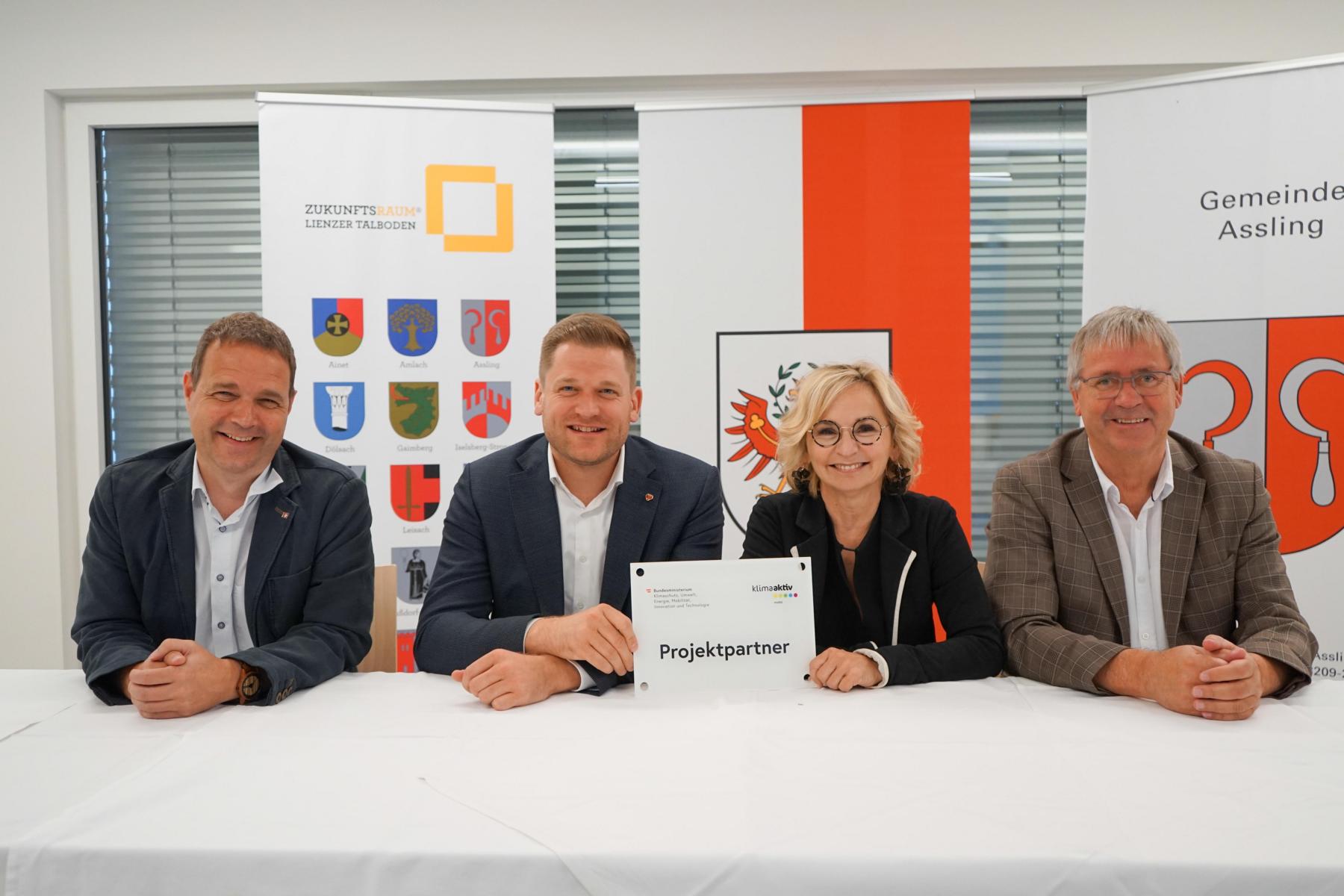 Die Projektpartner BBA-Leiter Johannes Nemmert, BR Bgm. Markus Stotter (Oberlienz), Landtagsvizepr&auml;sidentin Bgm. Elisabeth Blanik (Lienz) und Bgm. Reinhard Mair (Assling). Foto: Stadt Lienz/Lenzer