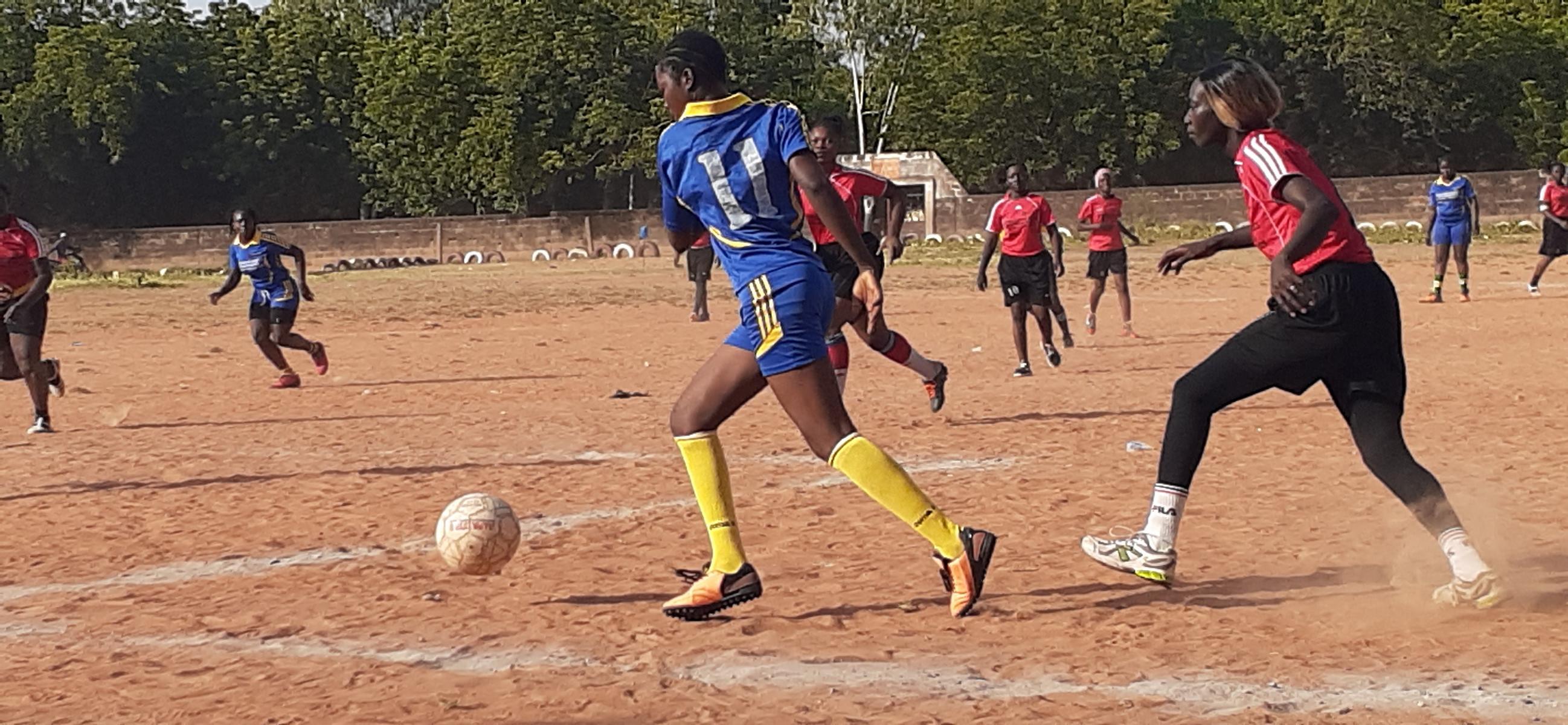 Nachwuchshoffnungen f&uuml;r Malis Frauenfu&szlig;ball: Die H&auml;lfte aller Teilnehmer*innen an der Stra&szlig;enkinder-Fu&szlig;ballmeisterschaft in Mali sind M&auml;dchen. Foto: Caritas Tirol