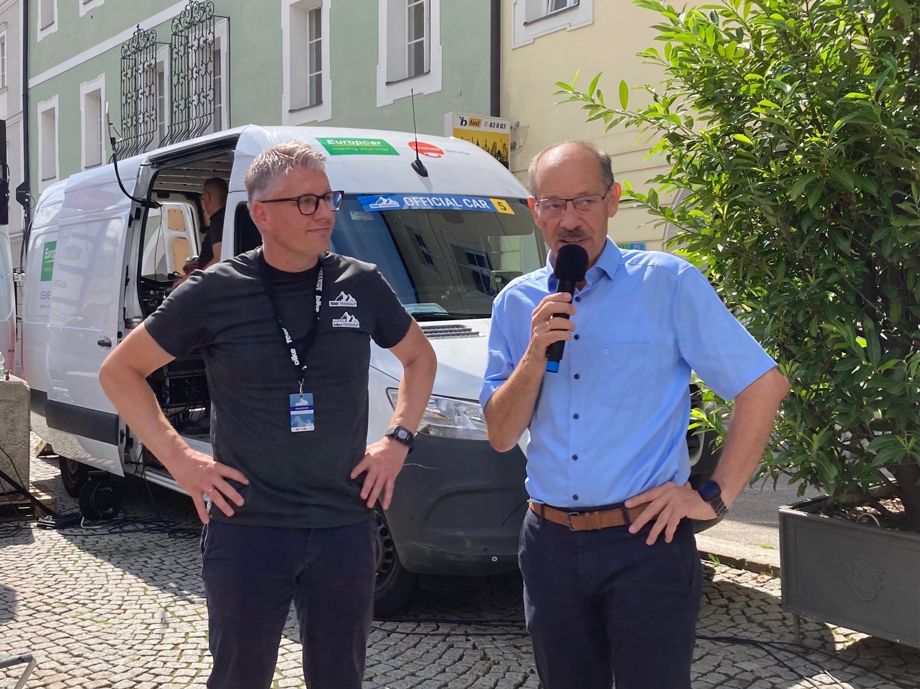 Lienzer Vizeb&uuml;rgermeister Siegfried Schatz vor dem Start im Gespr&auml;ch mit Toursprecher Marcel Kl&ouml;pping. Foto: Stangl