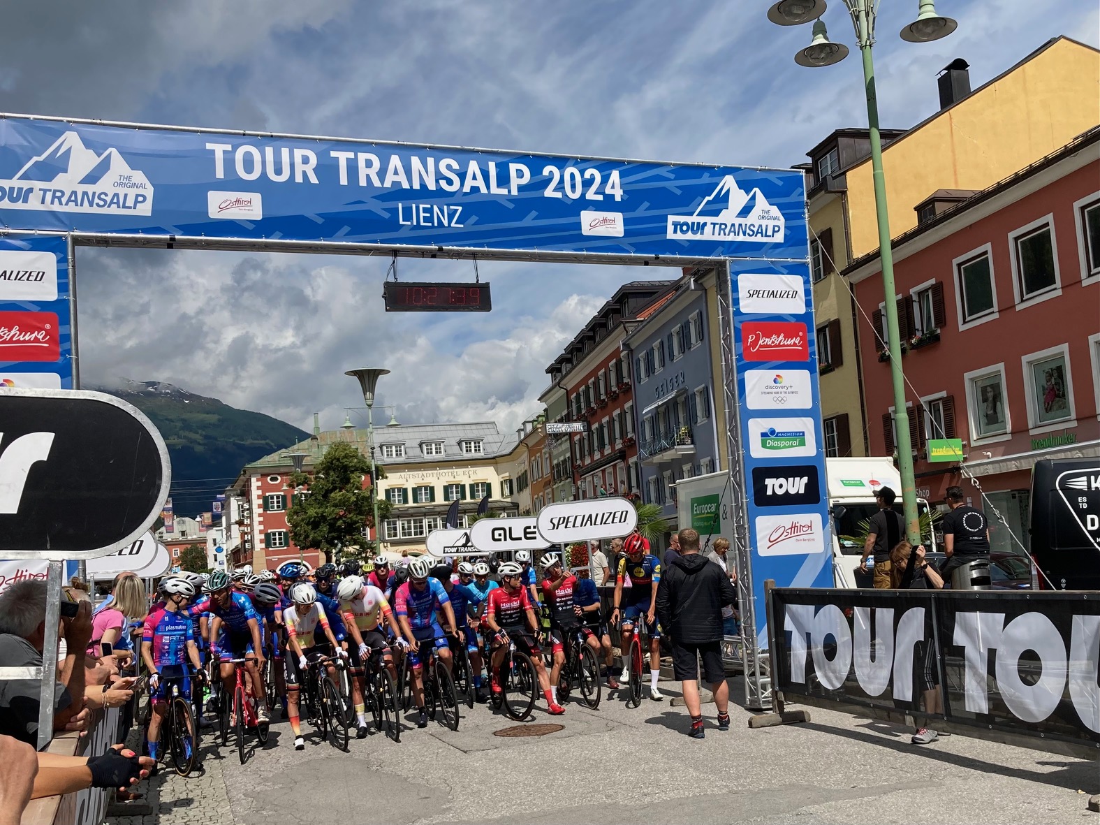 Rund 450 RadsportlerInnen bei der ersten Etappe der 20. Tour Transalp am Start. Foto: Stangl