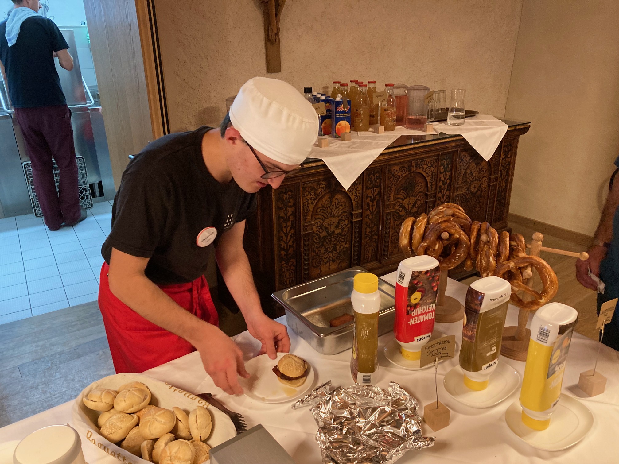 Thomas beim Zubereiten einer Leberk&auml;ssemmel. Foto: Stangl