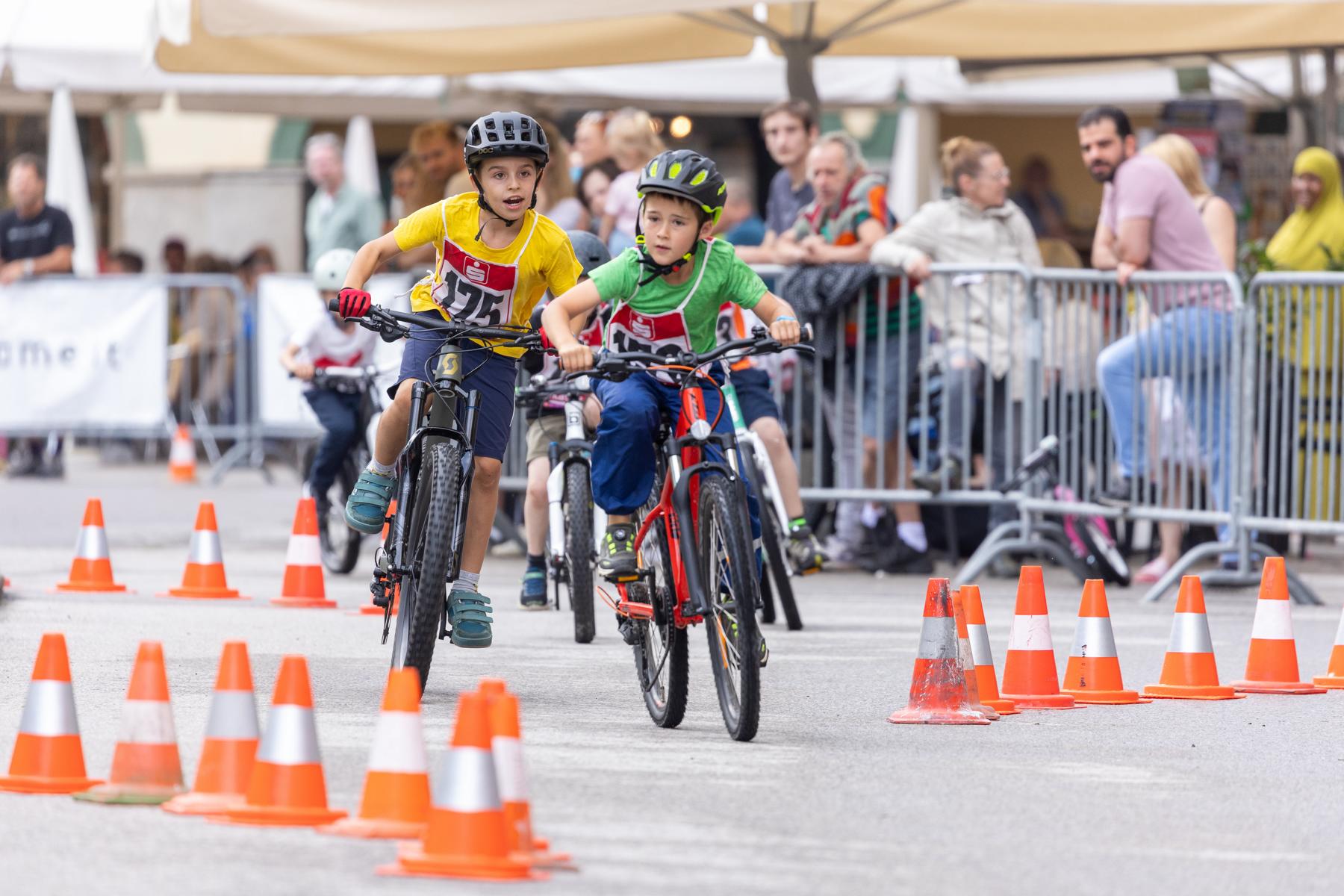 Voller Einsatz auch beim Kinderradrennen am Samstagnachmittag am Lienzer Hauptplatz: Foto: Expa Pictures