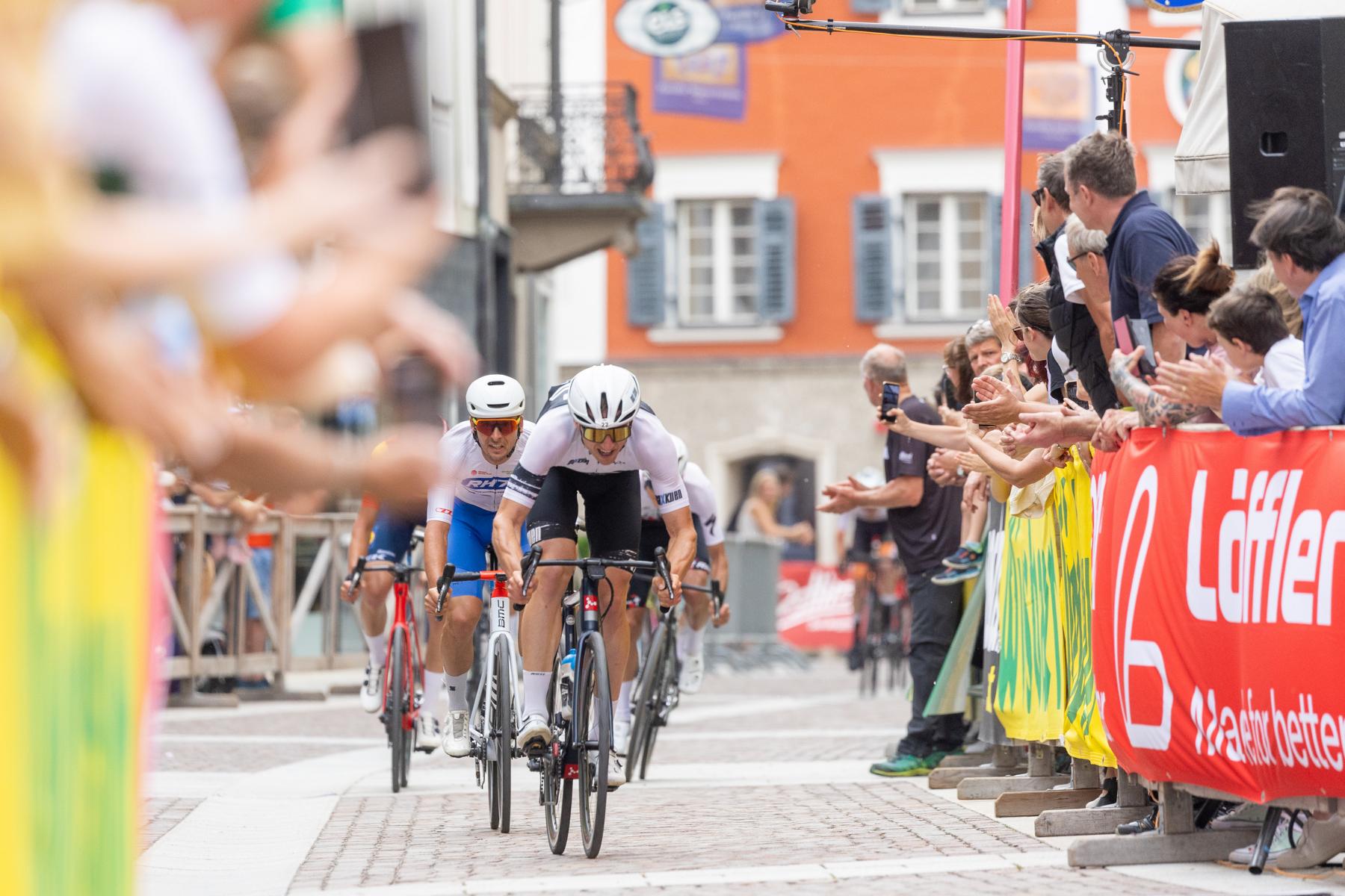 Der Zielsprint durch die Rosengasse Richtung Johannesplatz in Lienz, Foto: Expa Groder