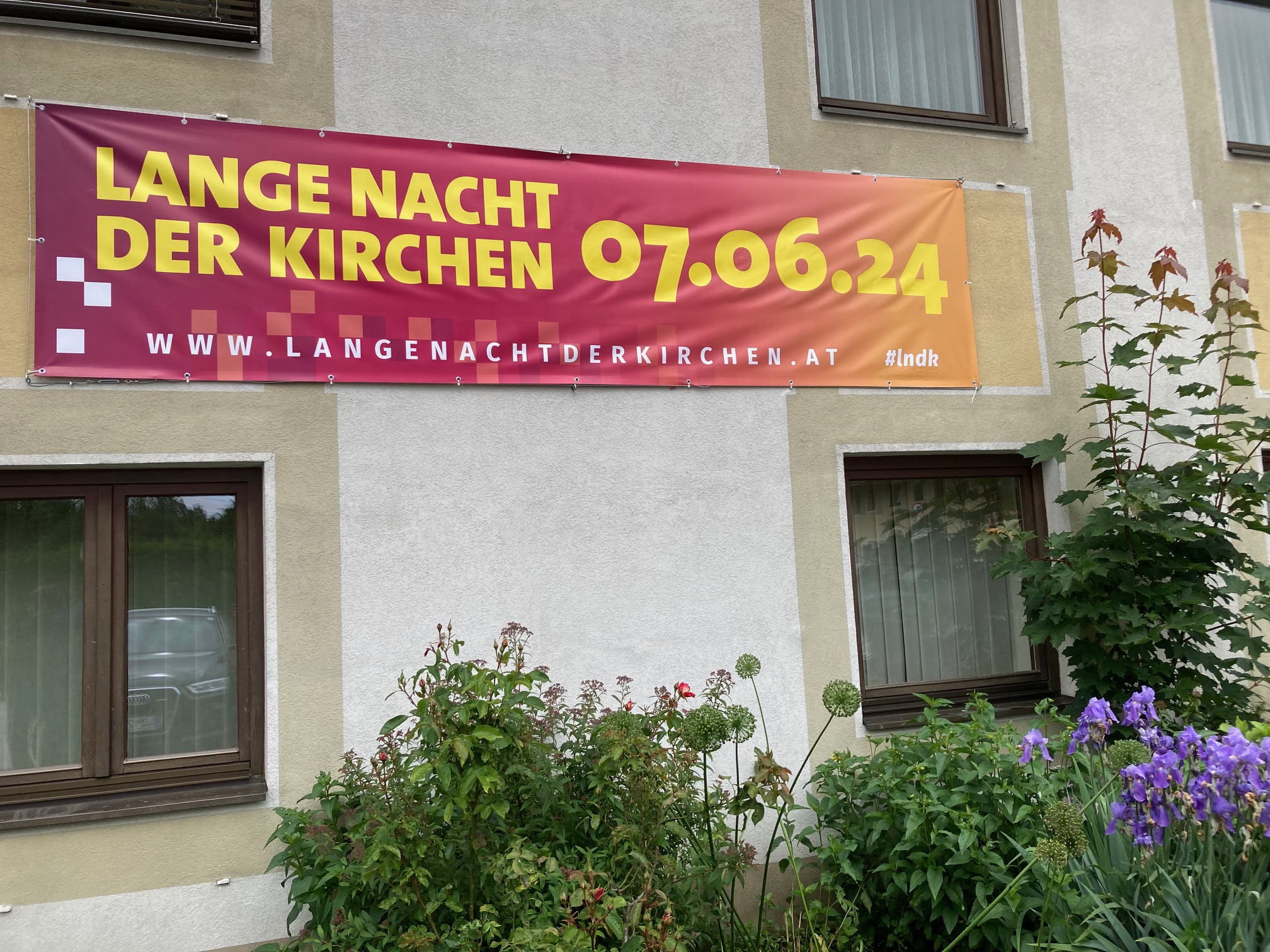 Das Benefizkonzert in der Pfarrkirche Hl. Familie beginnt um 20 Uhr, beim Widum ist auch eine Ausstellung im Rahmen der Architekturtage zu sehen. Foto: Stangl