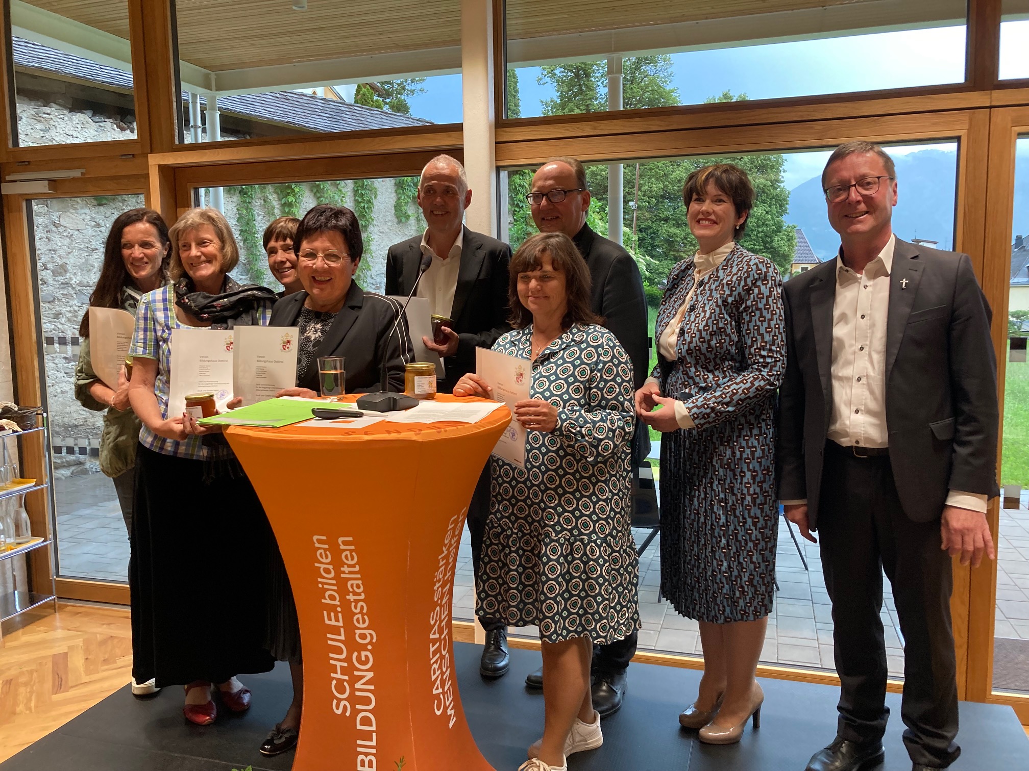 Dank und Anerkennung an alle ehrenamtlichen HelferInnen und Beteiligten im Hintergrund (hier im Bild der Vorstand des Vereins Bildungshaus Osttirol) mit Bischoft Hermann Glettler und Angelika Stegmayr (Bildung.Gestalten). Foto: Stangl