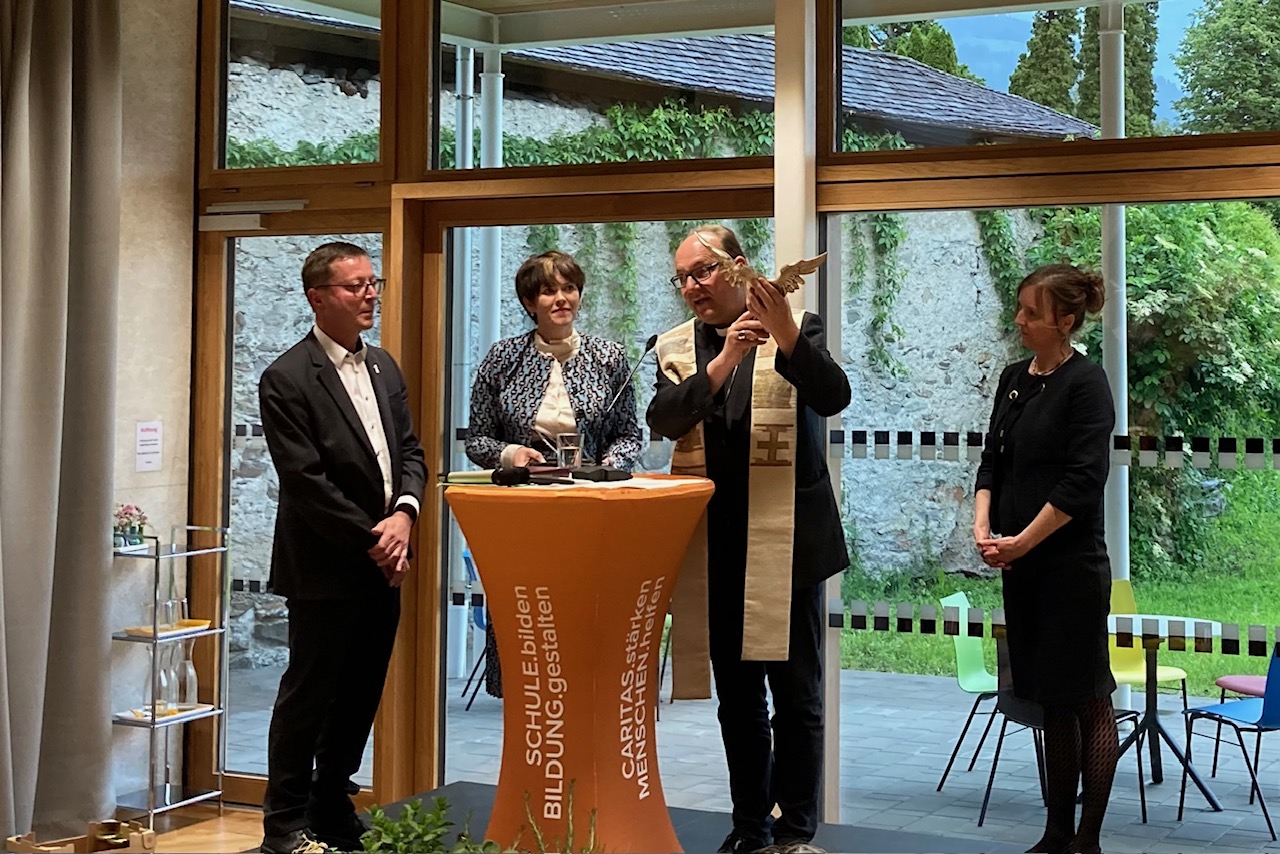 Bischof Hermann Glettler &uuml;berreichte zur Segnung den "Heiligen Geist". Foto: Stangl