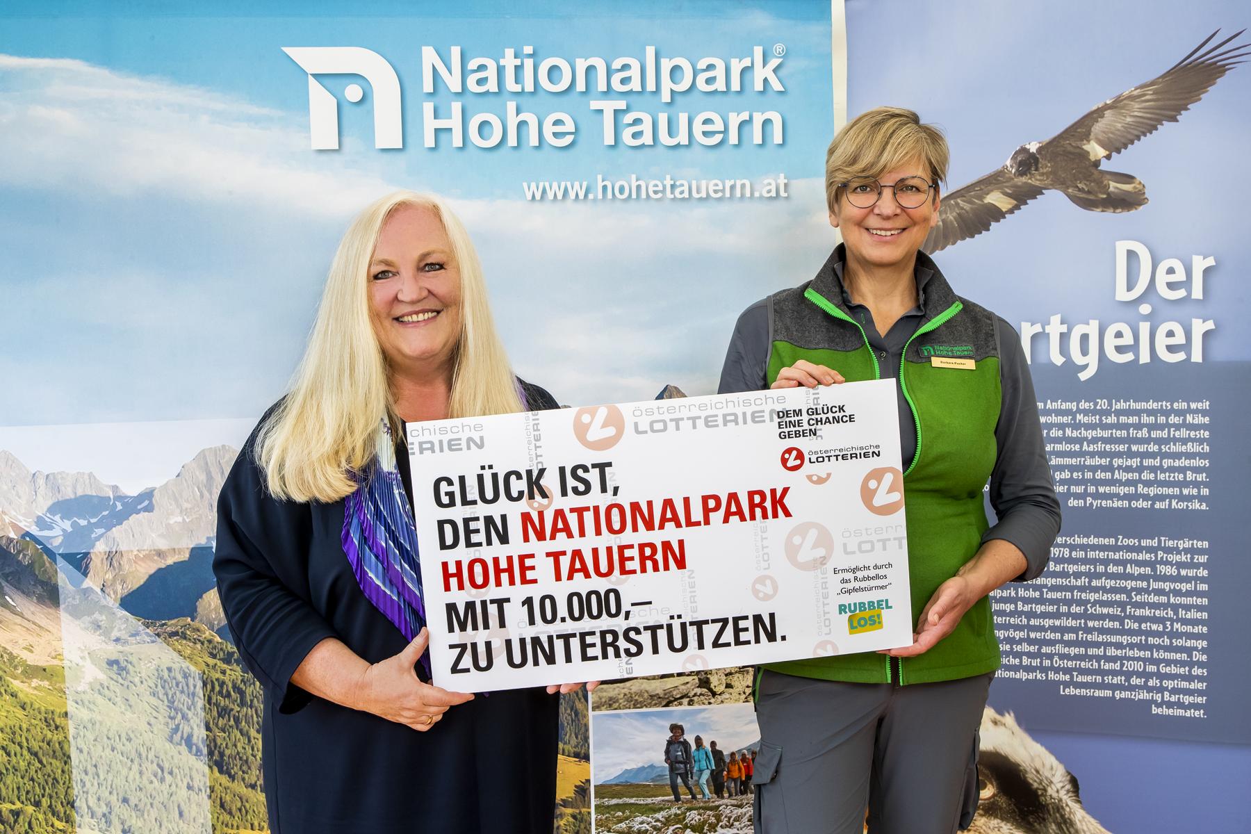 V.l. Elisabeth R&ouml;mer-Russwurm (&Ouml;sterreichische Lotterien) und Barbara Pucker (NPHT) im Rahmen der Scheck&uuml;bergabe am 21. Mai in Wien. Foto: NPHT