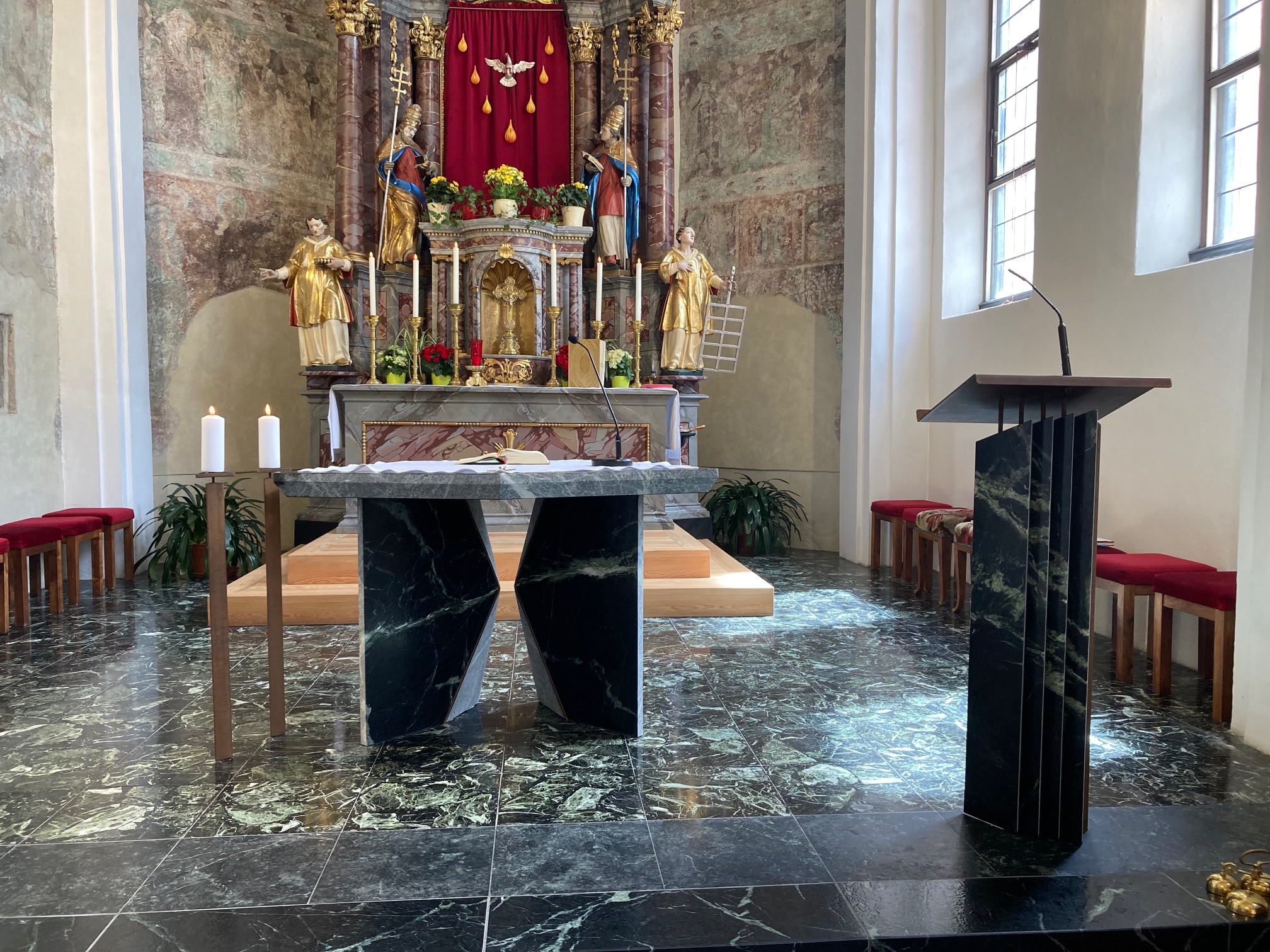 Volksaltar und Ambo aus Pr&auml;gratner Serpentin von Bildhauer Manuel Egger-Budemair und Steinmetz Raimund Gr&ouml;fler. Foto: Stangl