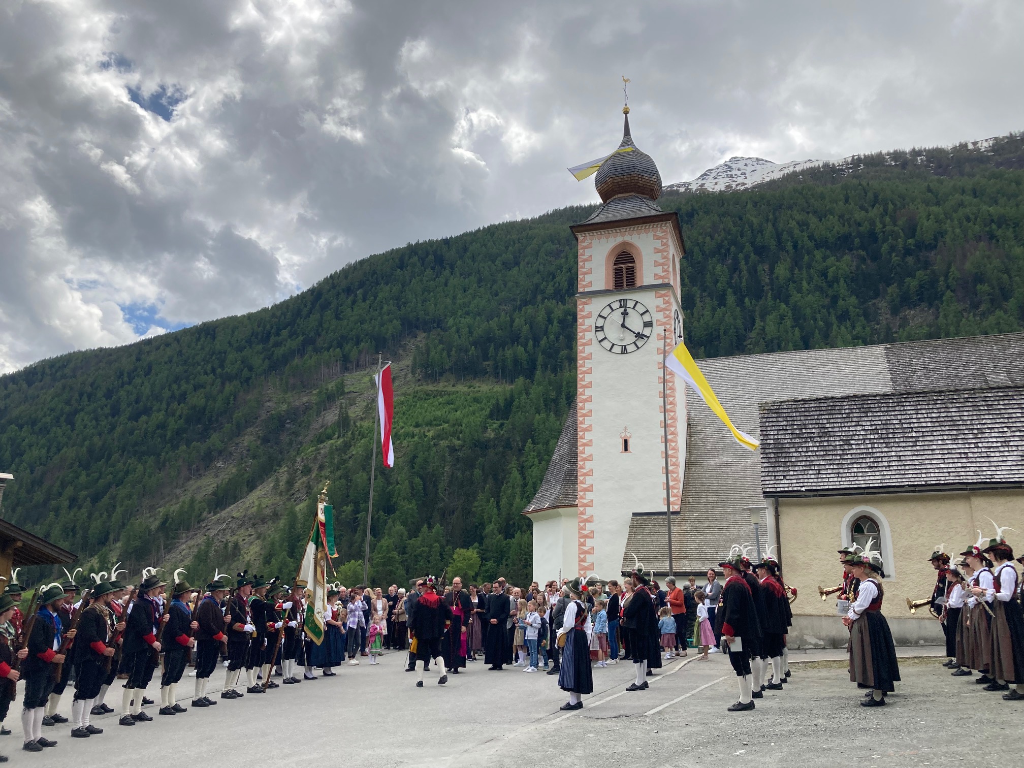 Festlicher Empfang mit Ehrensalve f&uuml;r Bischof Hermann Glettler. Foto: Stangl