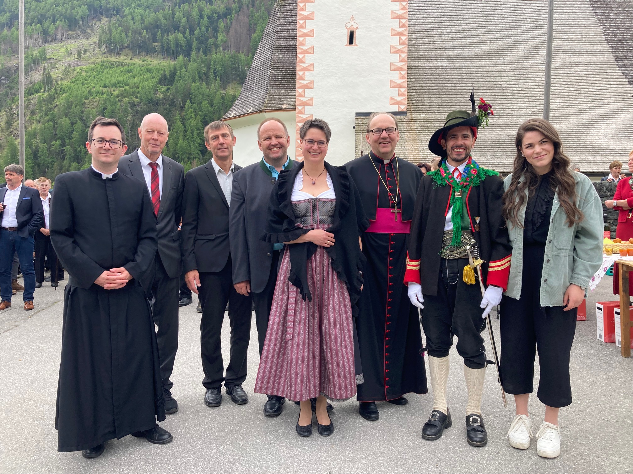Pfarrer Fritz Kerschbaumer, Bgm. Gottfried Islitzer und Bischof Hermann Glettler mit Mitgliedern von Pfarrkichenrat und Pfarrgemeinderat und Bildhauer Manuel Egger-Budemair (in Sch&uuml;tzentracht). Foto: Stangl