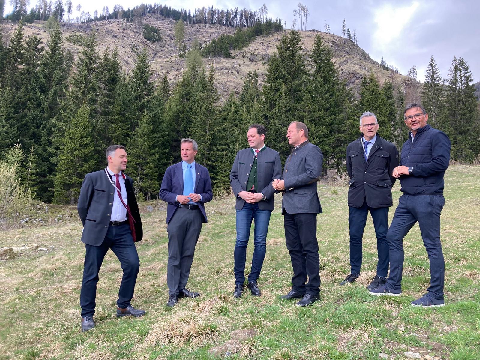 Lokalaugenschein in Obertilliach: vl. Giovanni Giovannini (Forstdirektor Trentino), LR Luis Walcher (S&uuml;dtirol), BM Norbert Totschnig, LHStv. Josef Geisler, G&uuml;nther Unterthiner (Leiter Forstdienst Prov. Bozen) und Bgm. Matthias Scherer. Foto: Stangl