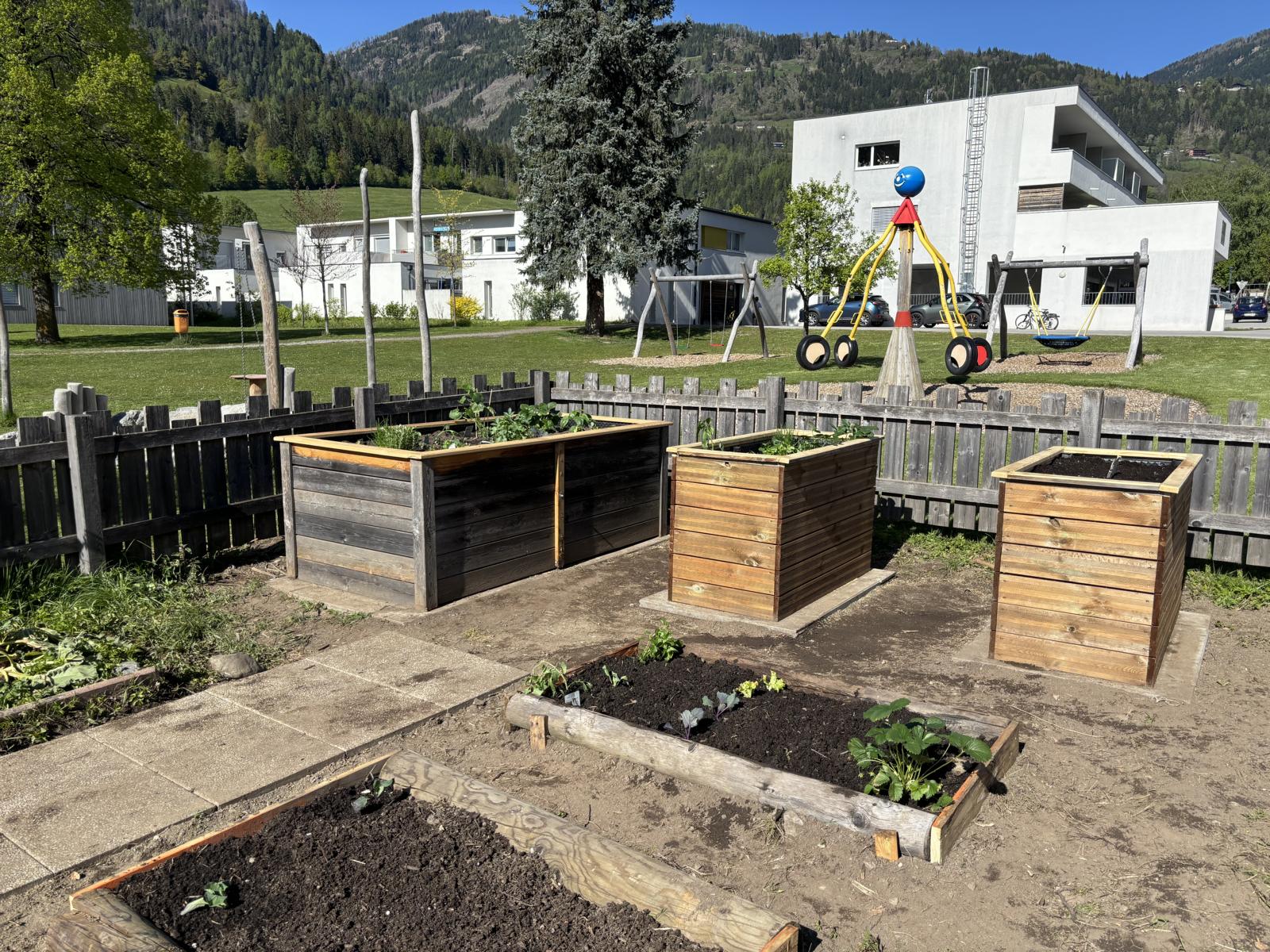 Hochbeete f&uuml;rs SOS Kinderdorf,  Freiwilligen Woche Osttirol Foto: Freiwilligen Zentrum Osttirol