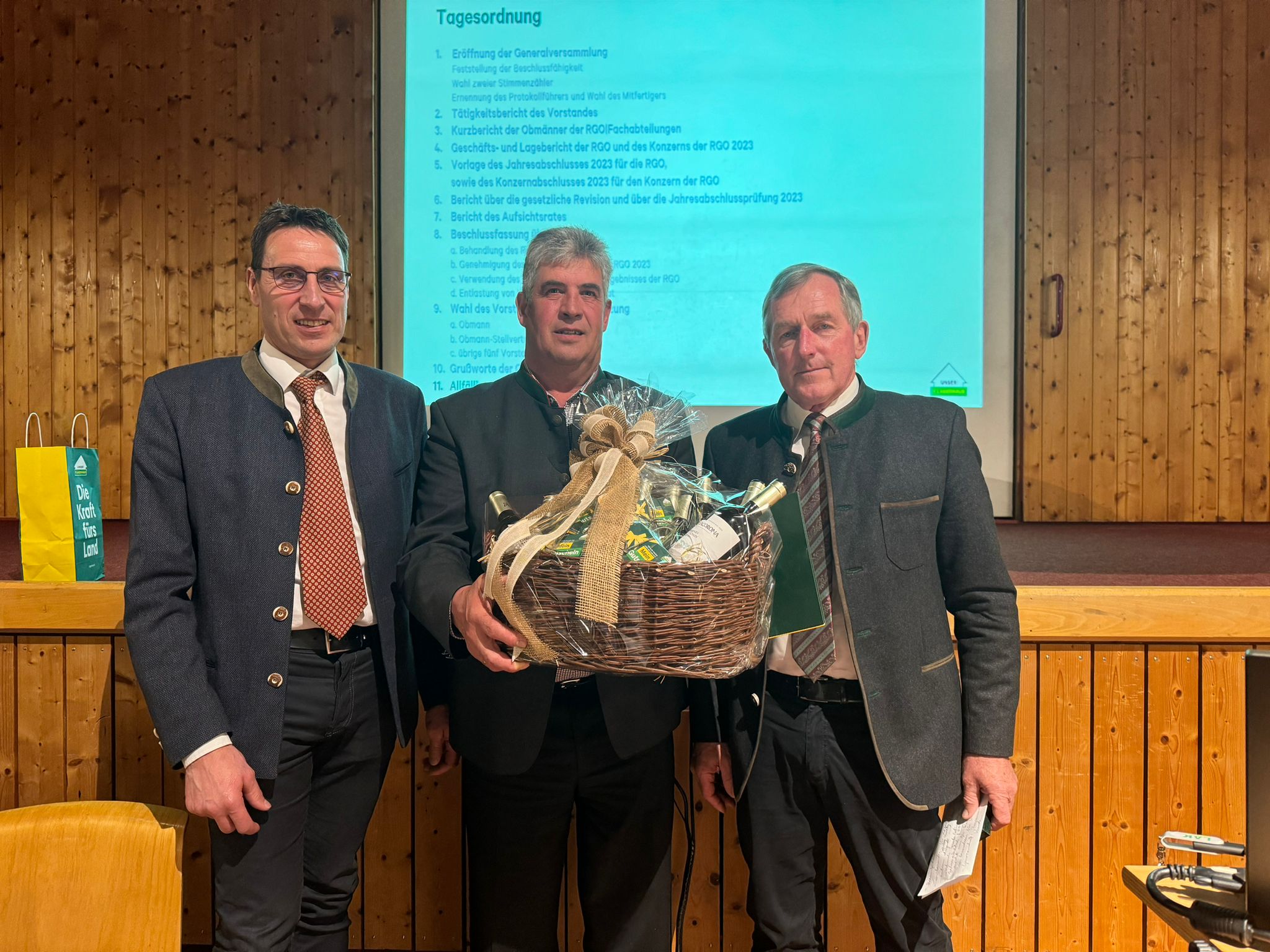 Dank und Ehrung f&uuml;r Josef Lusser, der nach 24 Jahren aus dem Vorstand ausgeschieden ist. Foto: Egger