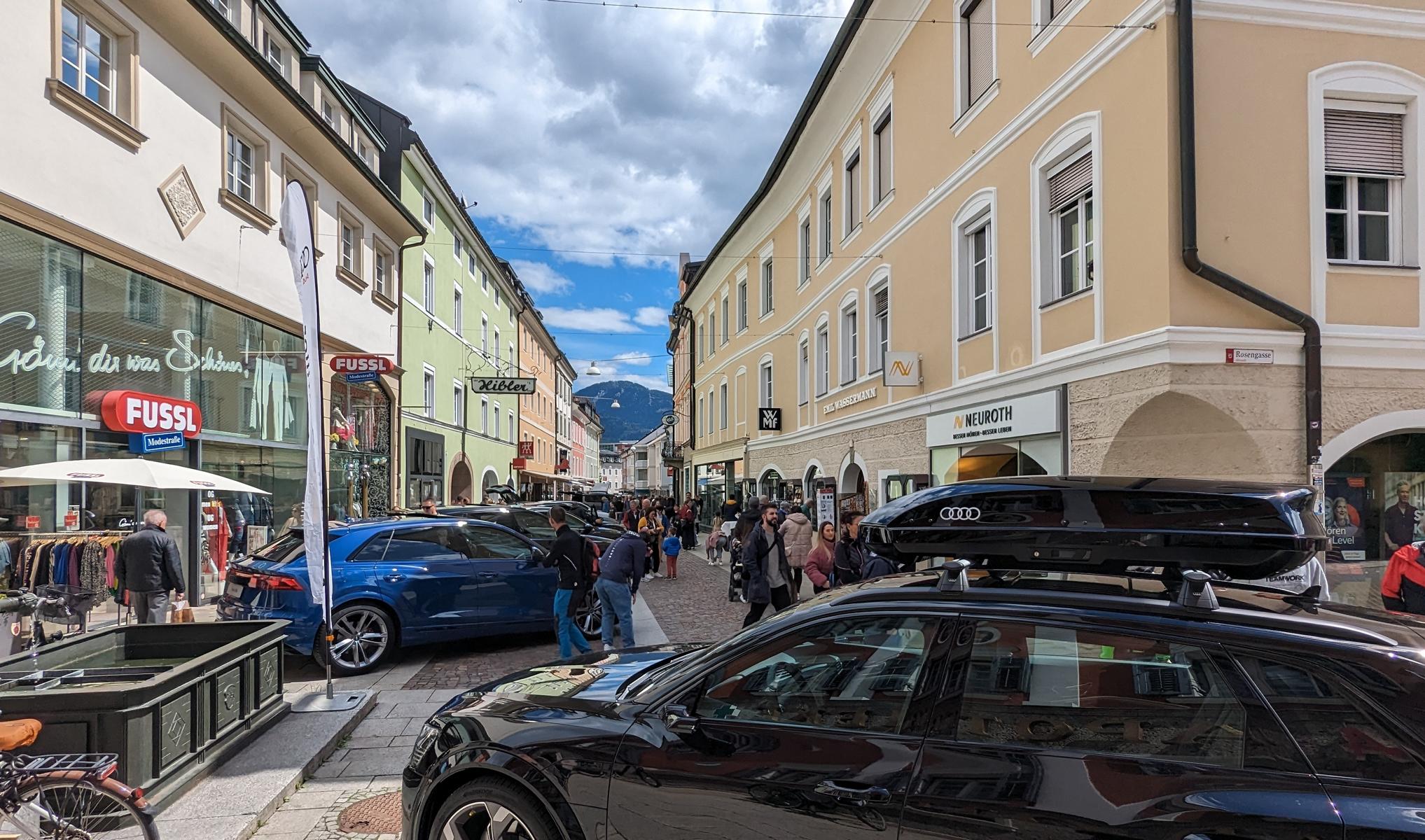 "Auto-Schauen" in der Rosengasse...