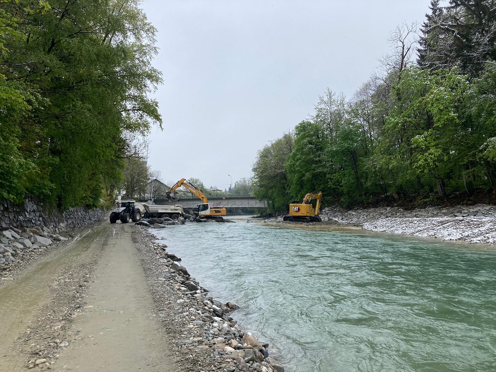 Die Steinschlichtungen zur Verst&auml;rkung der alten Ufermauern sind im ersten Abschnitt zwischen Hofgartenbr&uuml;cke und Spitalsbr&uuml;cke bereits fertig. Foto: Stangl