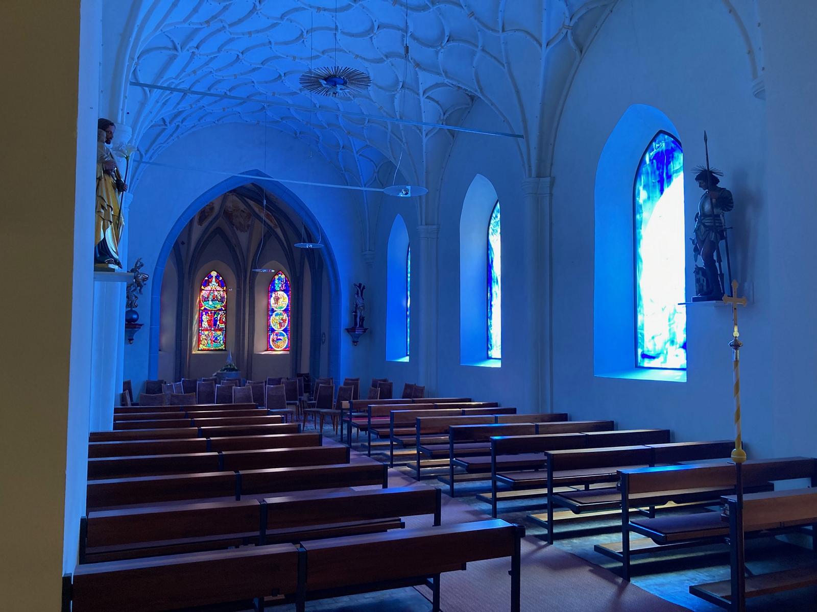Die farbigen Kirchenfenster hat der steirische K&uuml;nstler Herbert Brandl gestaltet. Foto: Stangl