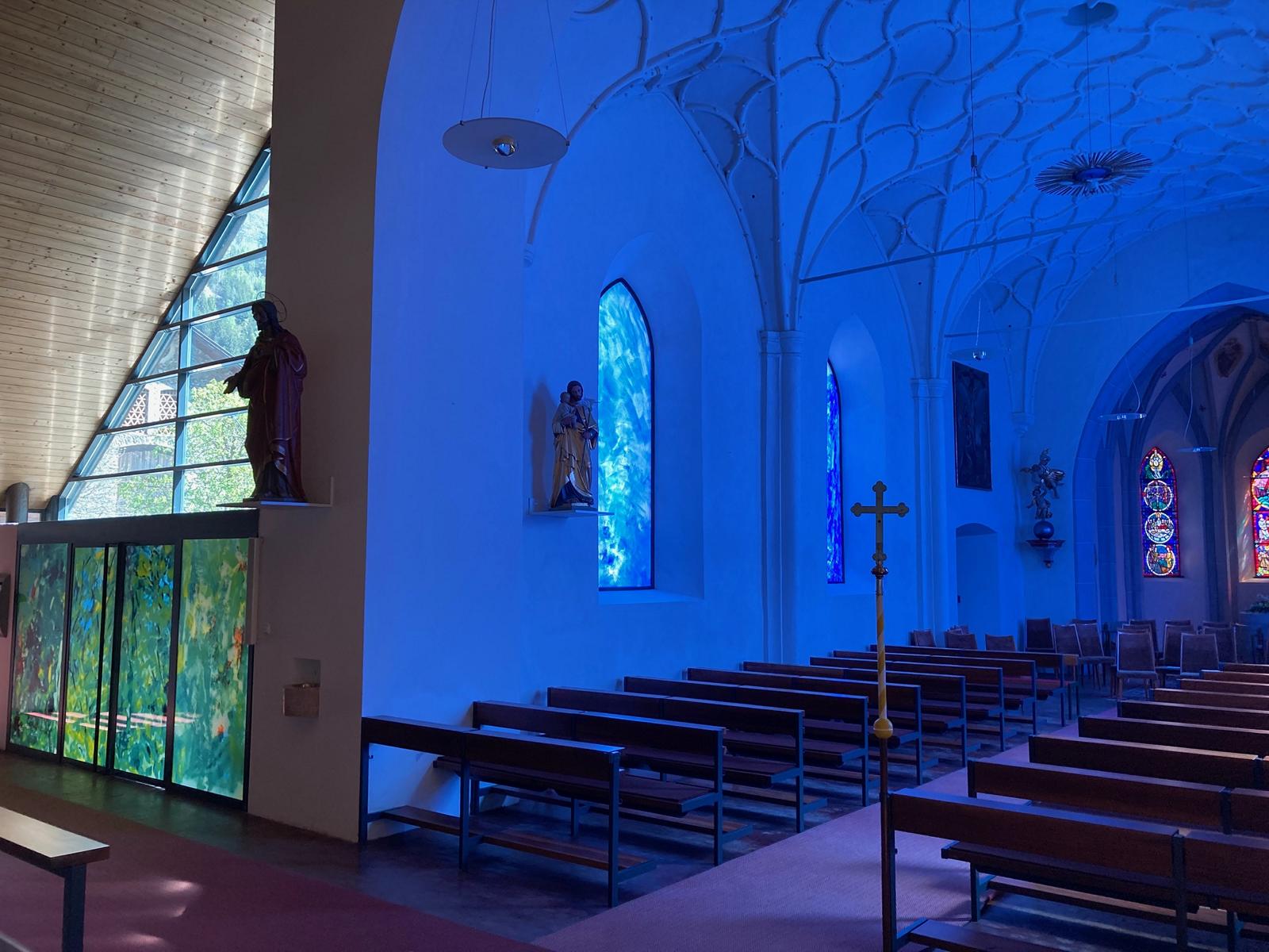 Die Fenster im gotischen Teil symbolisieren in Blaut&ouml;nen Wasser und Himmel. Foto: Stangl