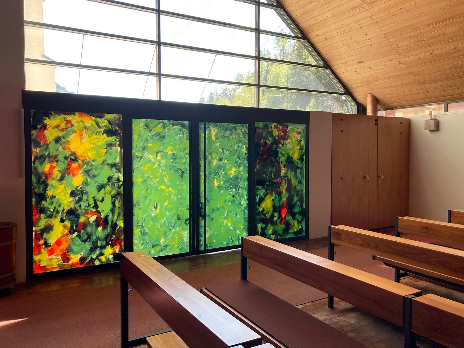 Die Gr&uuml;nt&ouml;ne im verglasten Eingangsbereich stehen f&uuml;r Wald, Natur und Sch&ouml;pfungsverantwortung. Foto: Stangl