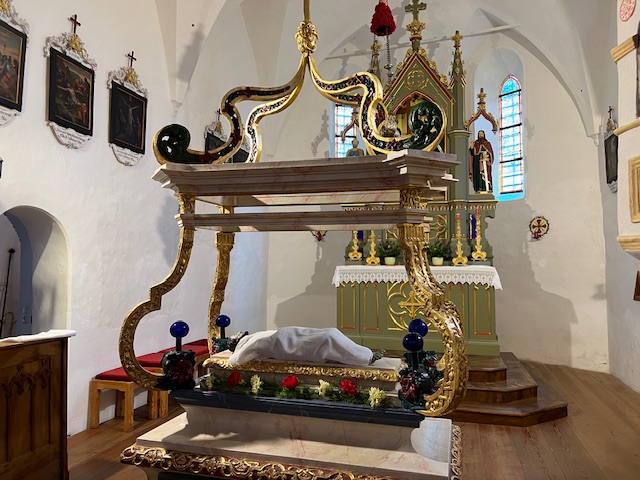 Das Heilige Grab wird jedes Jahr in der Karwoche von Hans Forcher und seinen Helfern aufgebaut. Foto: Stangl