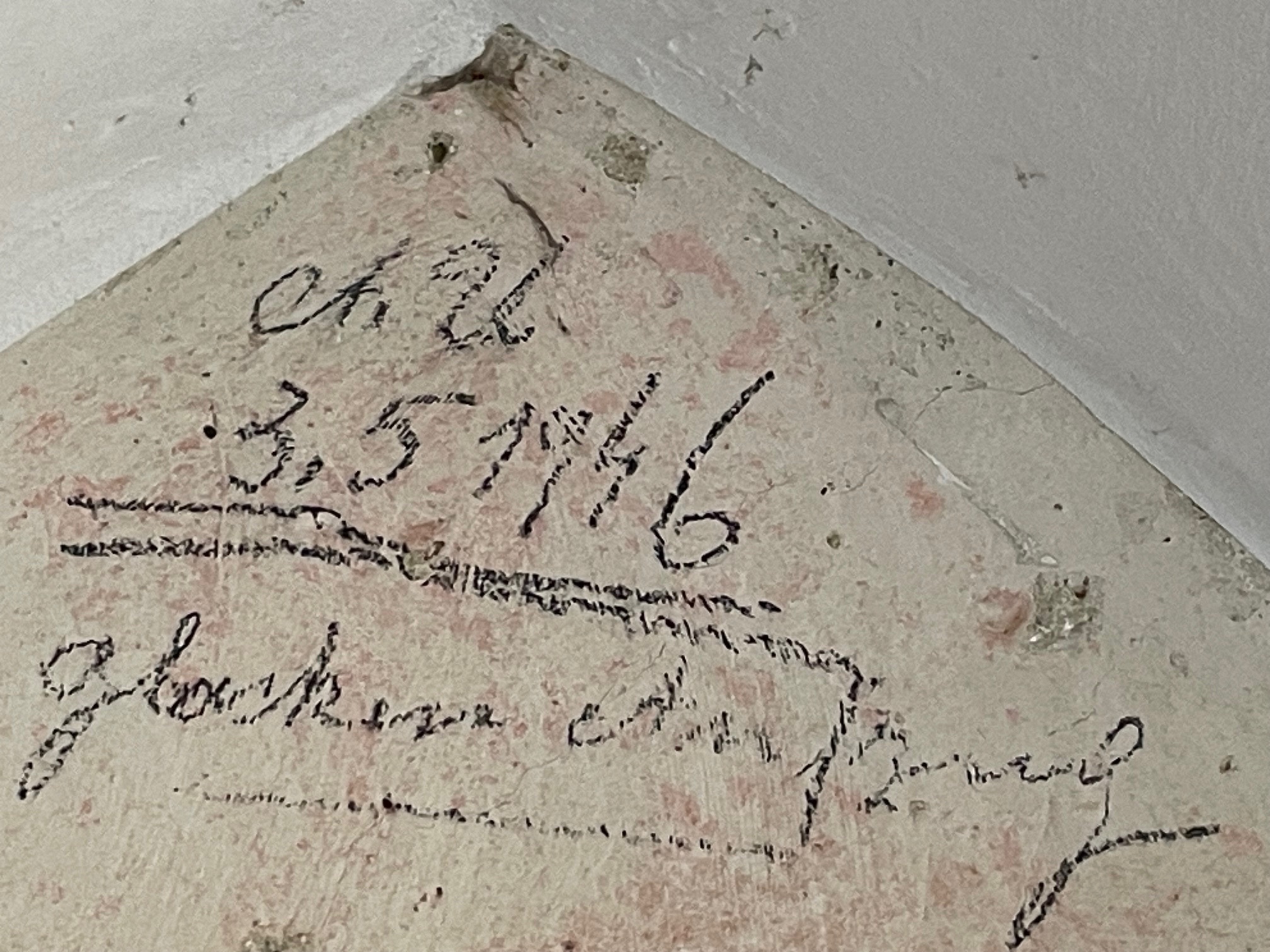 Diese Inschrift weist darauf hin, dass die Glocken den 2. Weltkrieg irgendwo &uuml;berdauert haben und danach wieder aufgezogen wurden. Foto: Lobenwein