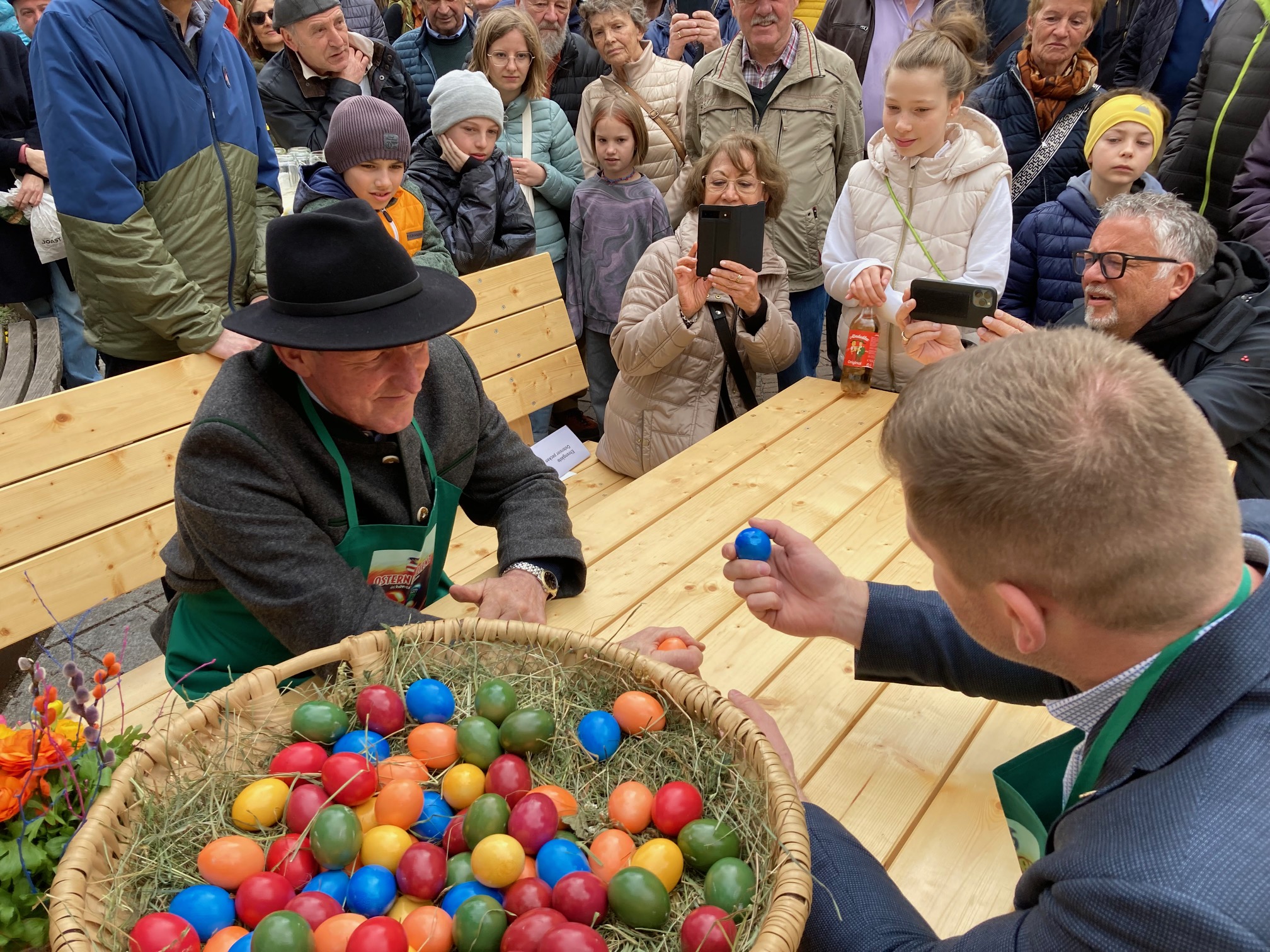 Das Eierpecken lockt auch Publikum an. Foto: Stangl