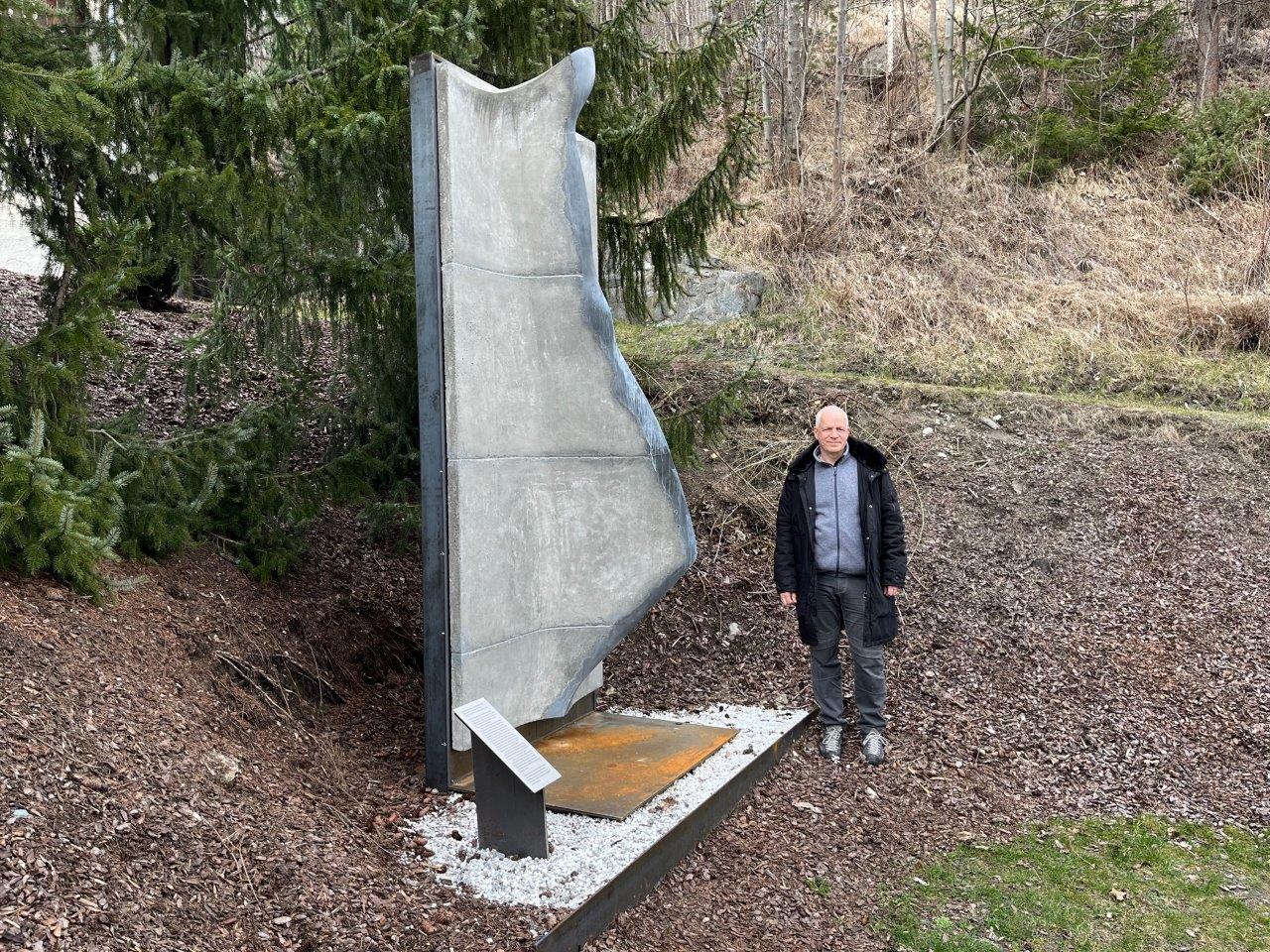 Die besondere Ausformung der tonnenschweren Skulptur erl&auml;utert Martin Tiefenthaler im Interview. Foto: Brugger