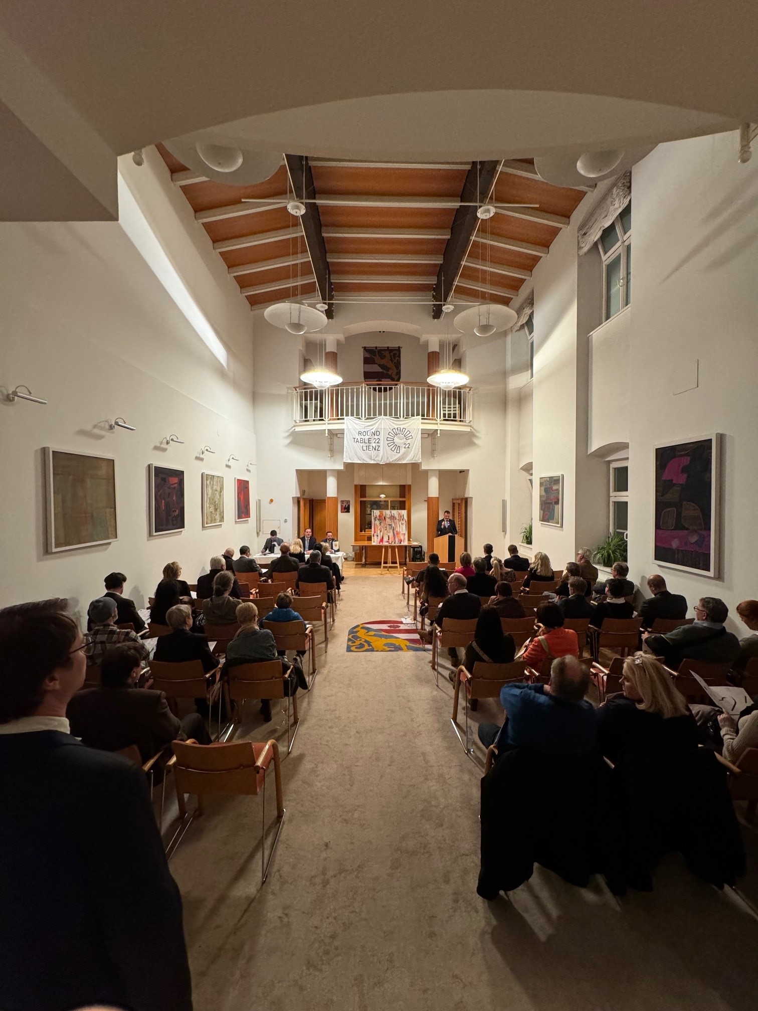 Die Versteigerung ist in den Ratsaal der Liebburg zur&uuml;ckgekehrt. Foto: Egger