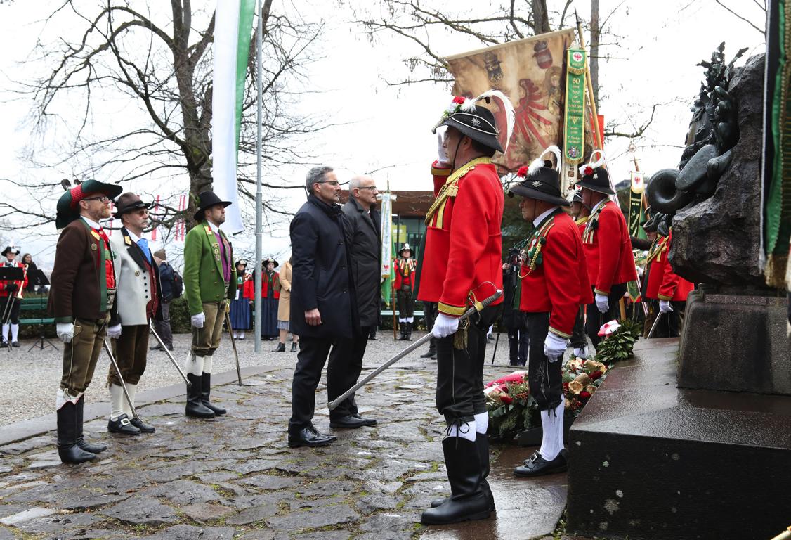 Mit der Kranzniederlegung am Andreas-Hofer-Denkmal am Bergisel in Innsbruck gedachten LH Anton Mattle und S&uuml;dtirols LH Arno Kompatscher (li.) des heurigen 214. Todestages des Tiroler Freiheitsk&auml;mpfers. Foto: Land Tirol/Frischauf Bild