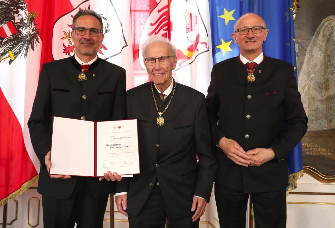 LH Anton Mattle, Herbert Ebenbichler, Ehrenobmann des Blasmusikverbandes Tirol, und S&uuml;dtirols LH Arno Kompatscher Foto: Land Tirol/Frischauf Bild