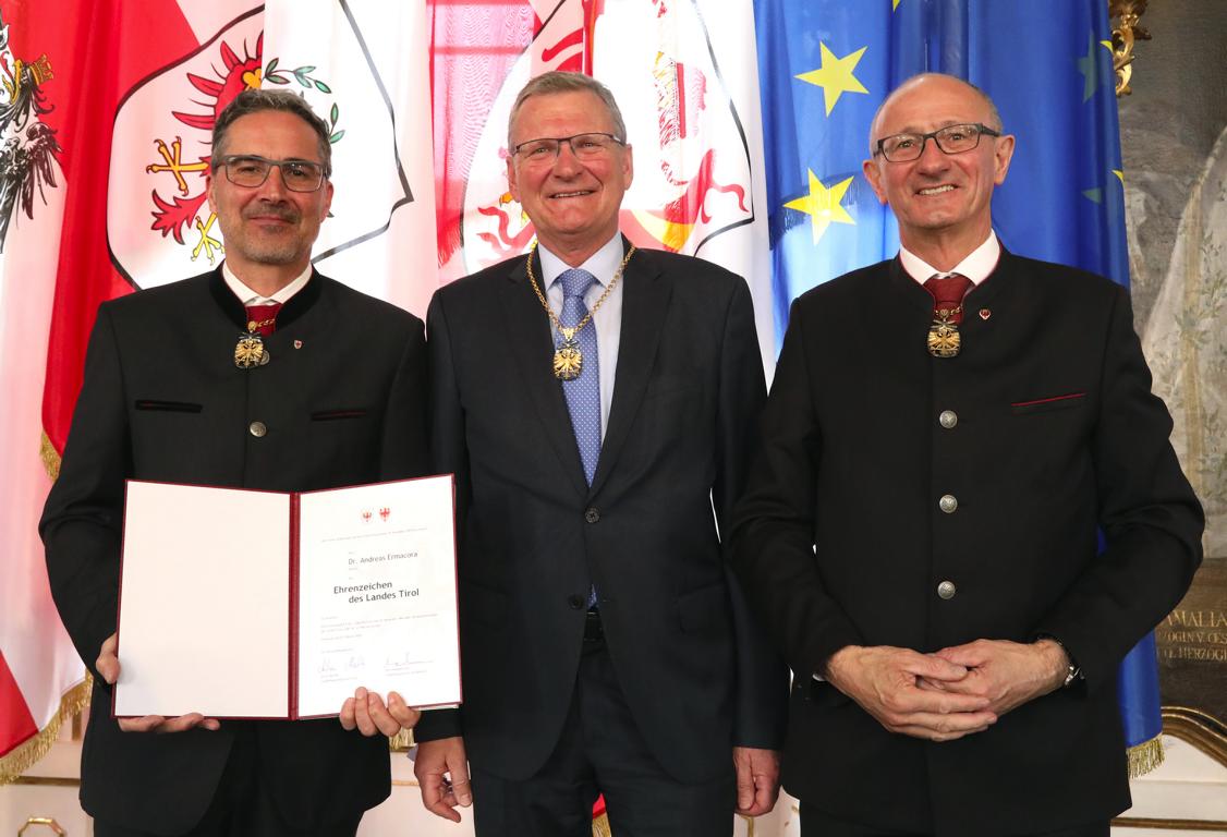 LH Anton Mattle, Andreas Ermacora, fr&uuml;herer Pr&auml;sident des &Ouml;sterreichischen Alpenvereines, und S&uuml;dtirols LH Arno Kompatscher (von rechts) . Foto: Land Tirol/Frischauf Bild