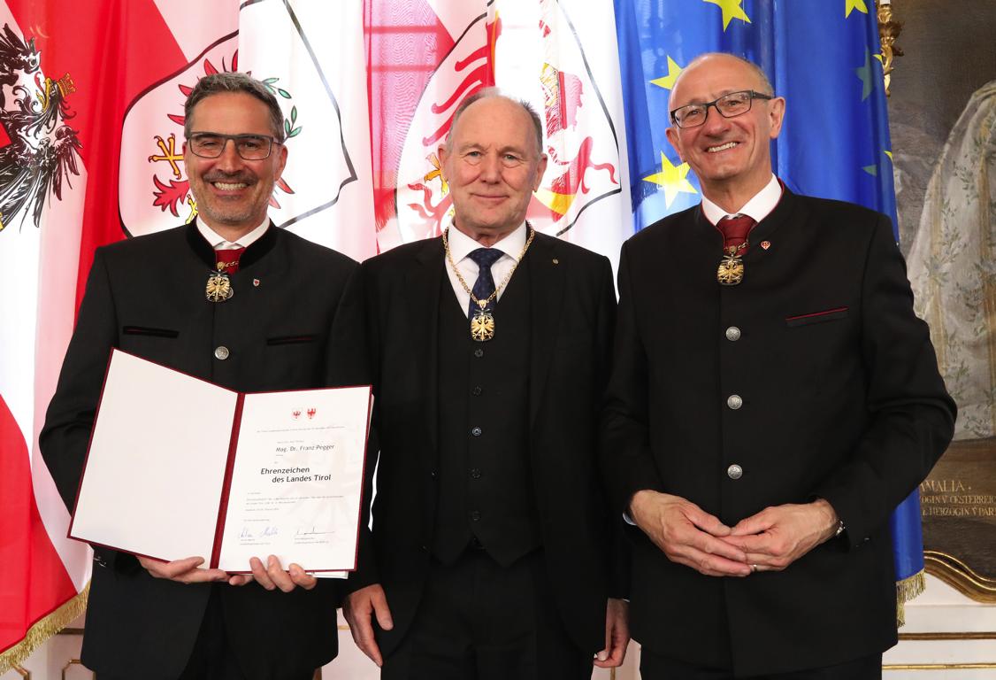 LH Anton Mattle, Franz Pegger, Obmann des Vereines Tiroler Landesmuseum Ferdinandeum, und S&uuml;dtirols LH Arno Kompatscher (von rechts). Foto: Land Tirol/Frischauf Bild