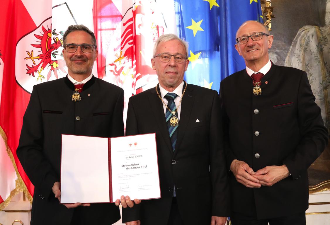 LH Anton Mattle, Peter Zoller, emeritierter Professor f&uuml;r Quantenphysik und fr&uuml;herer Wissenschaftlicher Direktor an der &Ouml;sterreichischen Akademie der Wissenschaften, und S&uuml;dtirols LH Arno Kompatscher (von rechts).  Foto: Land Tirol/Frischauf Bild