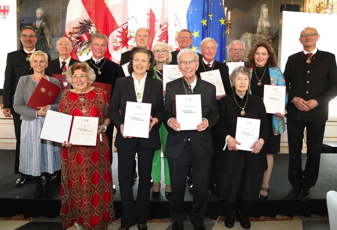13 Pers&ouml;nlichkeiten erhielten im Riesensaal der Hofburg in Innsbruck das Ehrenzeichen des Landes aus der H&auml;nde von LH Anton Mattle und seines S&uuml;dtiroler Amtskollegen Arno Kompatscher.  Foto: Land Tirol/Frischauf Bild