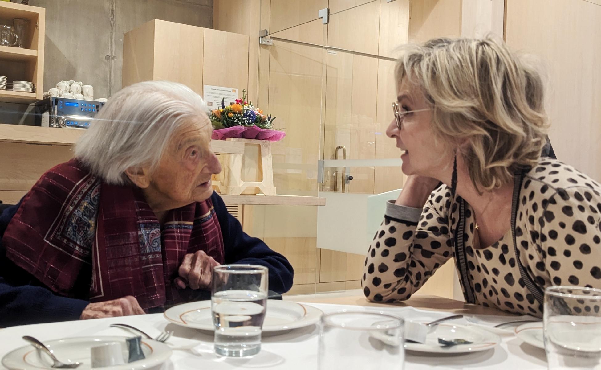 Geschichten aus 100 Jahren. Es gab viel zu h&ouml;ren. Jubilarin Anna Taschler und Bgm. Lienz / LA Elisabeth Blanik  Foto: Knorr