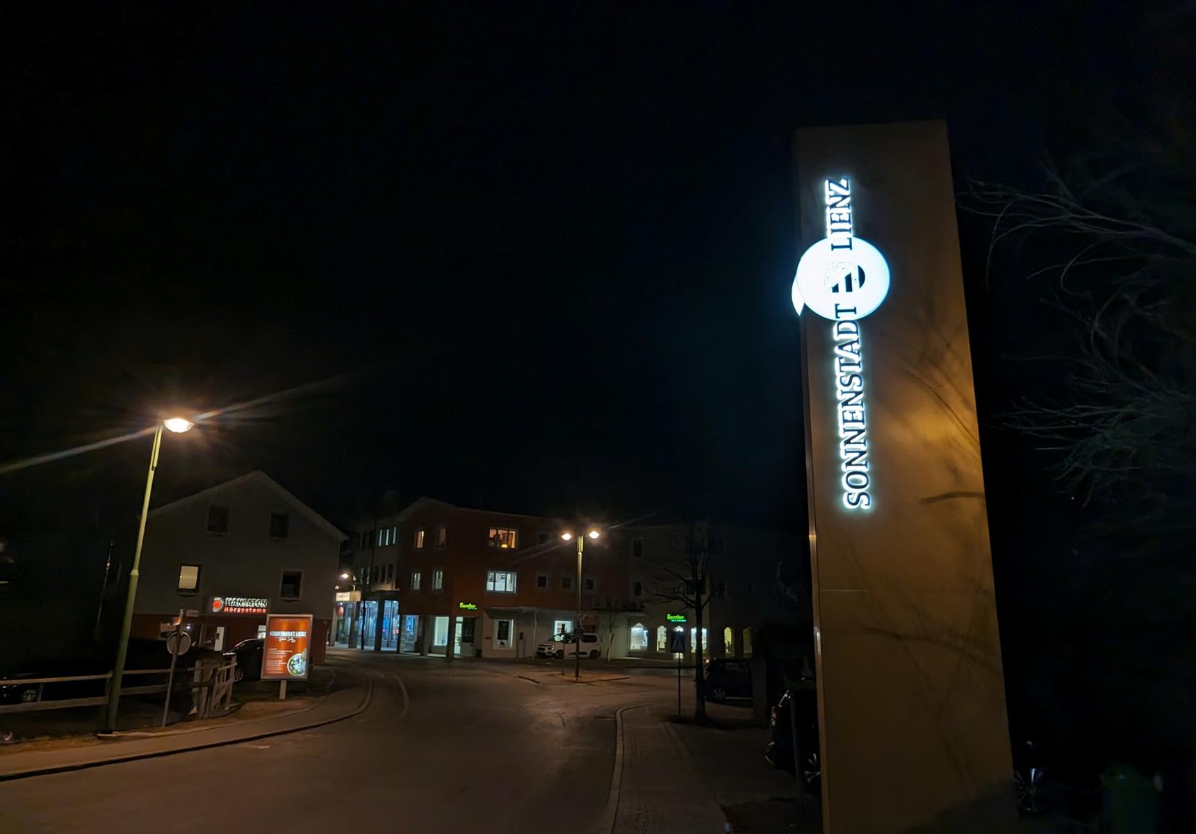 In der Nacht sind die Stelen beleuchtet. Foto: Knorr