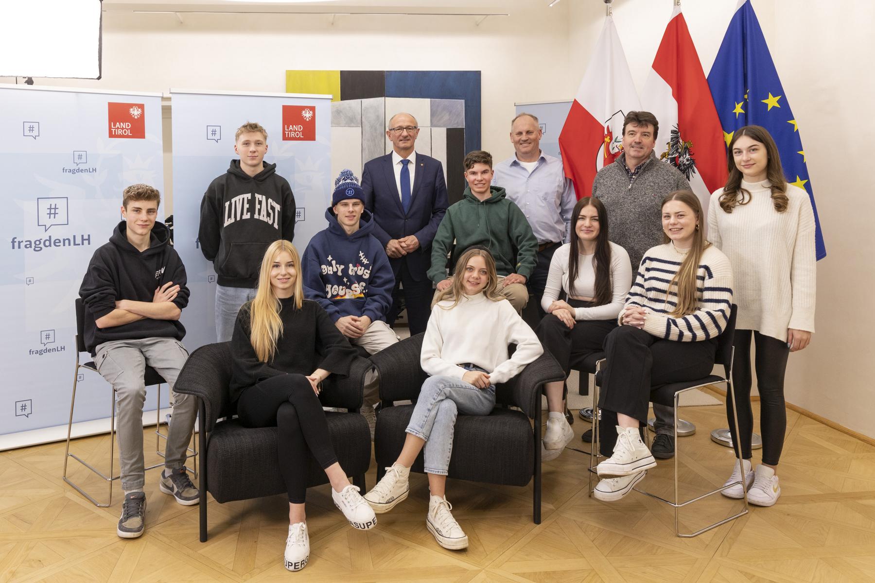 LH Mattle mit der Klasse 4a der HAK Lienz, Foto: Land Tirol/Die Fotografen