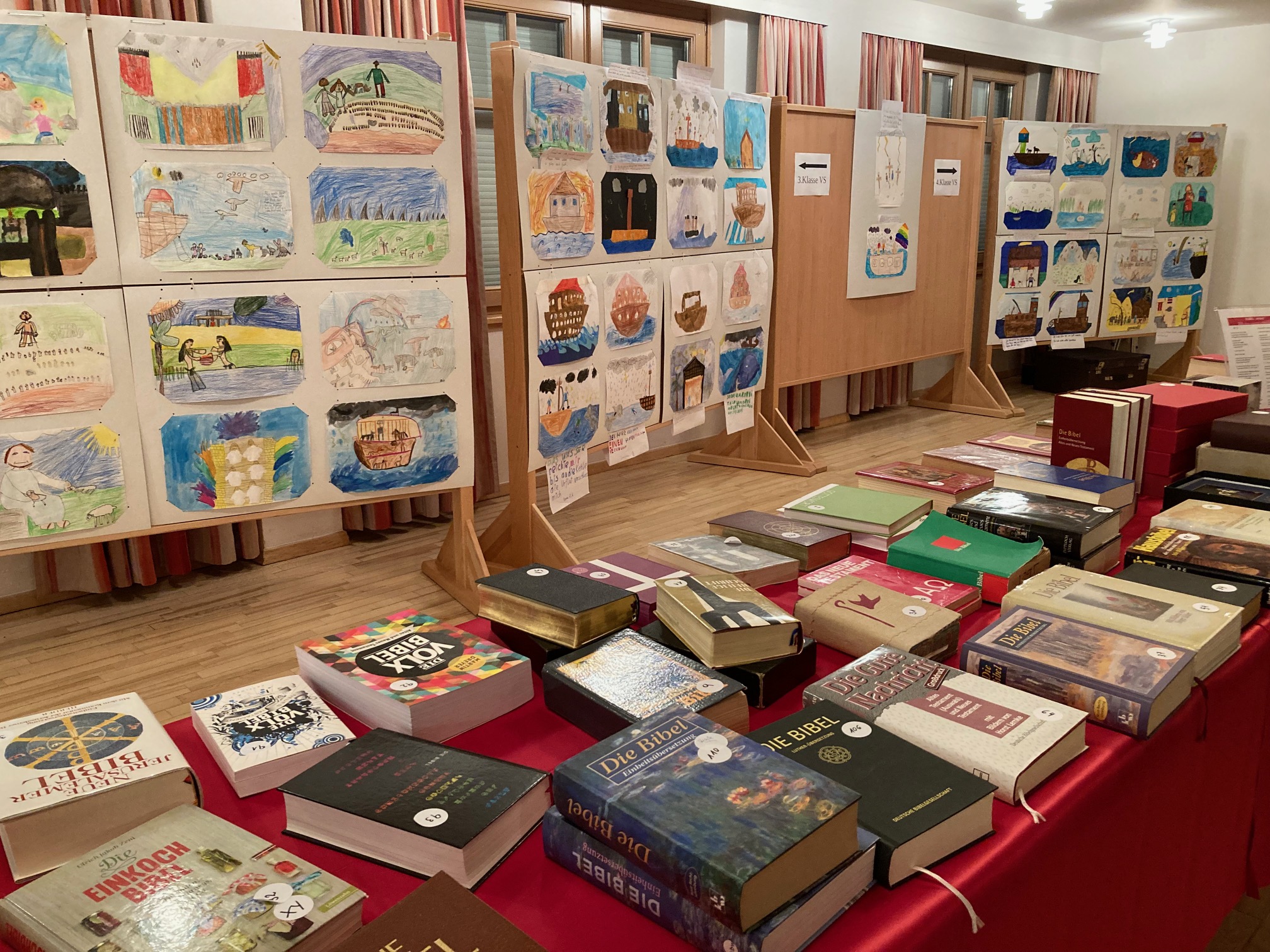 Mehr als 111 Bibeln haben die TristacherInnen f&uuml;r die Ausstellung im Gemeindesaal zur Verf&uuml;gung gestellt. Foto: Stangl