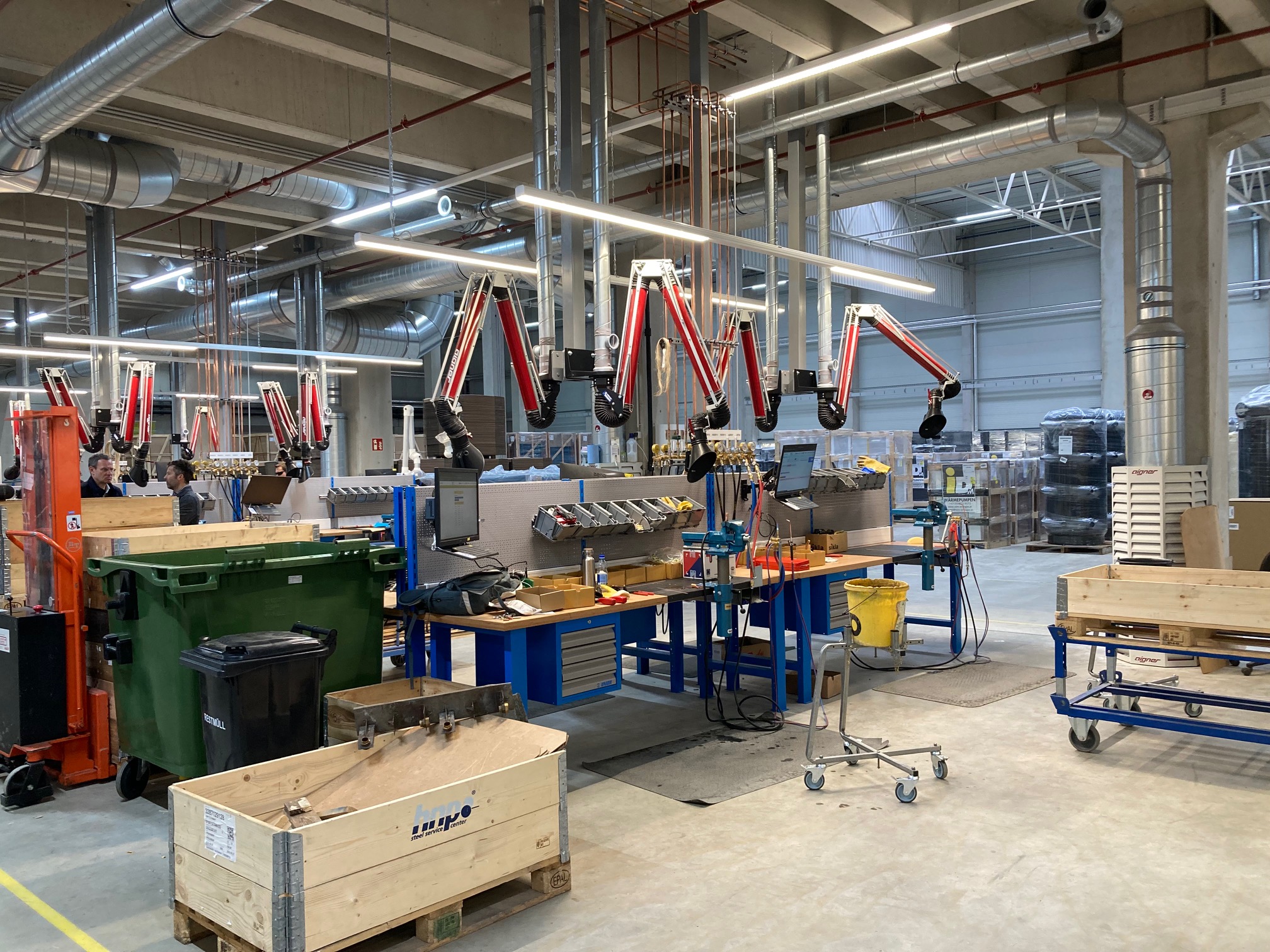 In Halle 8 k&ouml;nnen sich Verwaltung, Produktion und Lager auf &uuml;ber 10.000 m&sup2; ausbreiten. Foto: Stangl