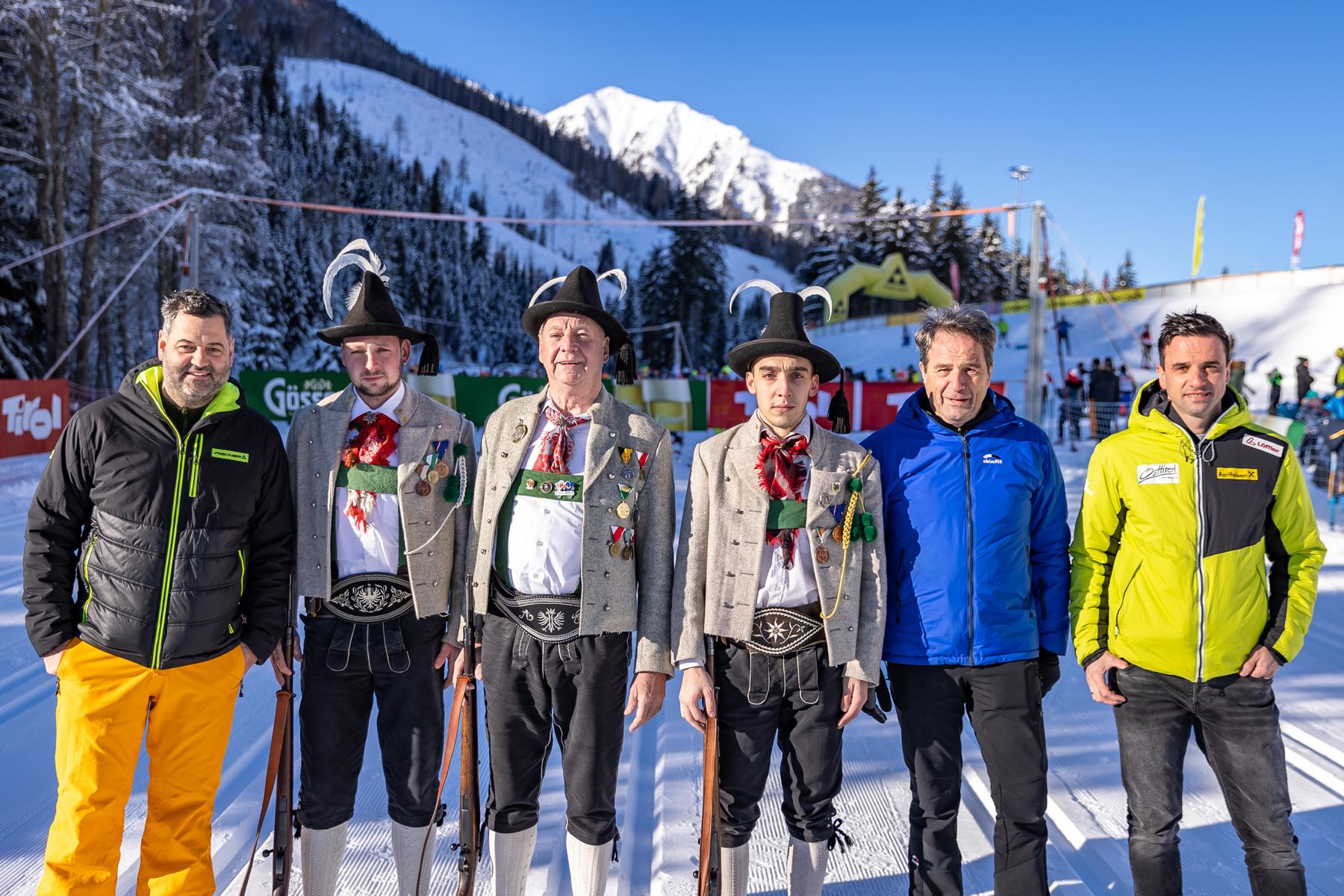 Vor dem Start: Rudolf Neumayr (Rennleiter), Sch&uuml;tzen, Organisator Franz Theurl, Gerhard Scherer (Ortsobmann), Foto: Expa Pictures