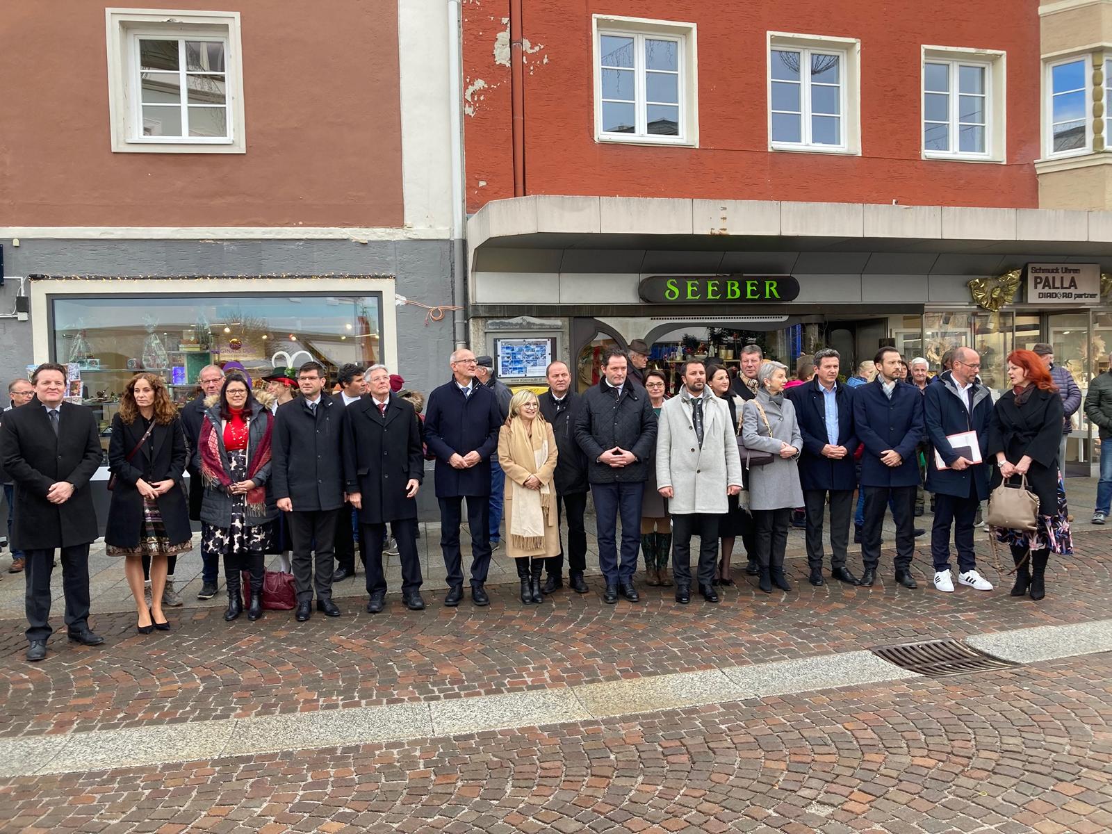 Die Teilnehmer der Regierungskonferenz am Johannesplatz, Foto: Stangl